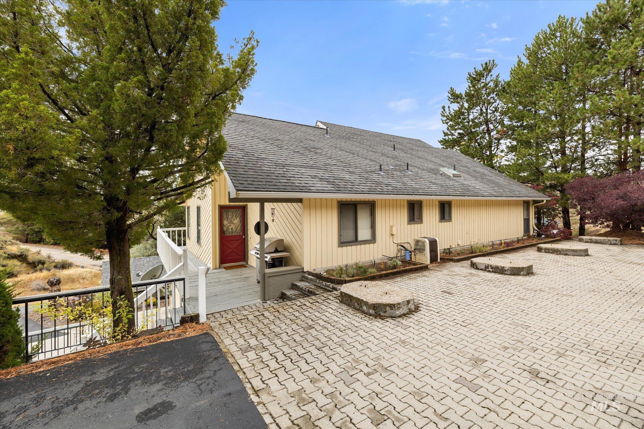 8200 W Spring Creek Way, Boise, Idaho 83714-9667, 3 Bedrooms, 2.5 Bathrooms, Residential For Sale, Price $796,000,MLS 98973222