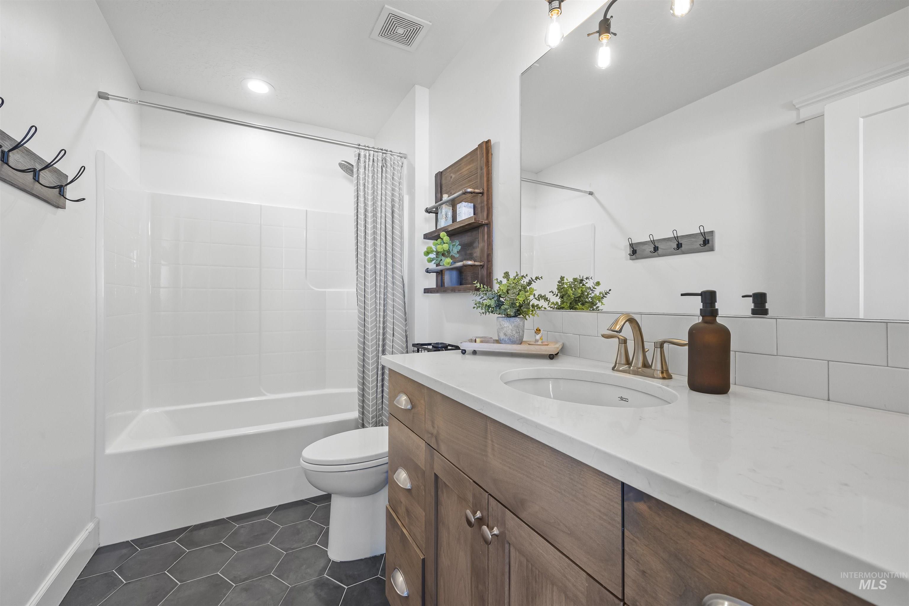 387 Fox Lantern Ct, Middleton, Idaho 83644, 4 Bedrooms, 2.5 Bathrooms, Residential For Sale, Price $689,000,MLS 98973226