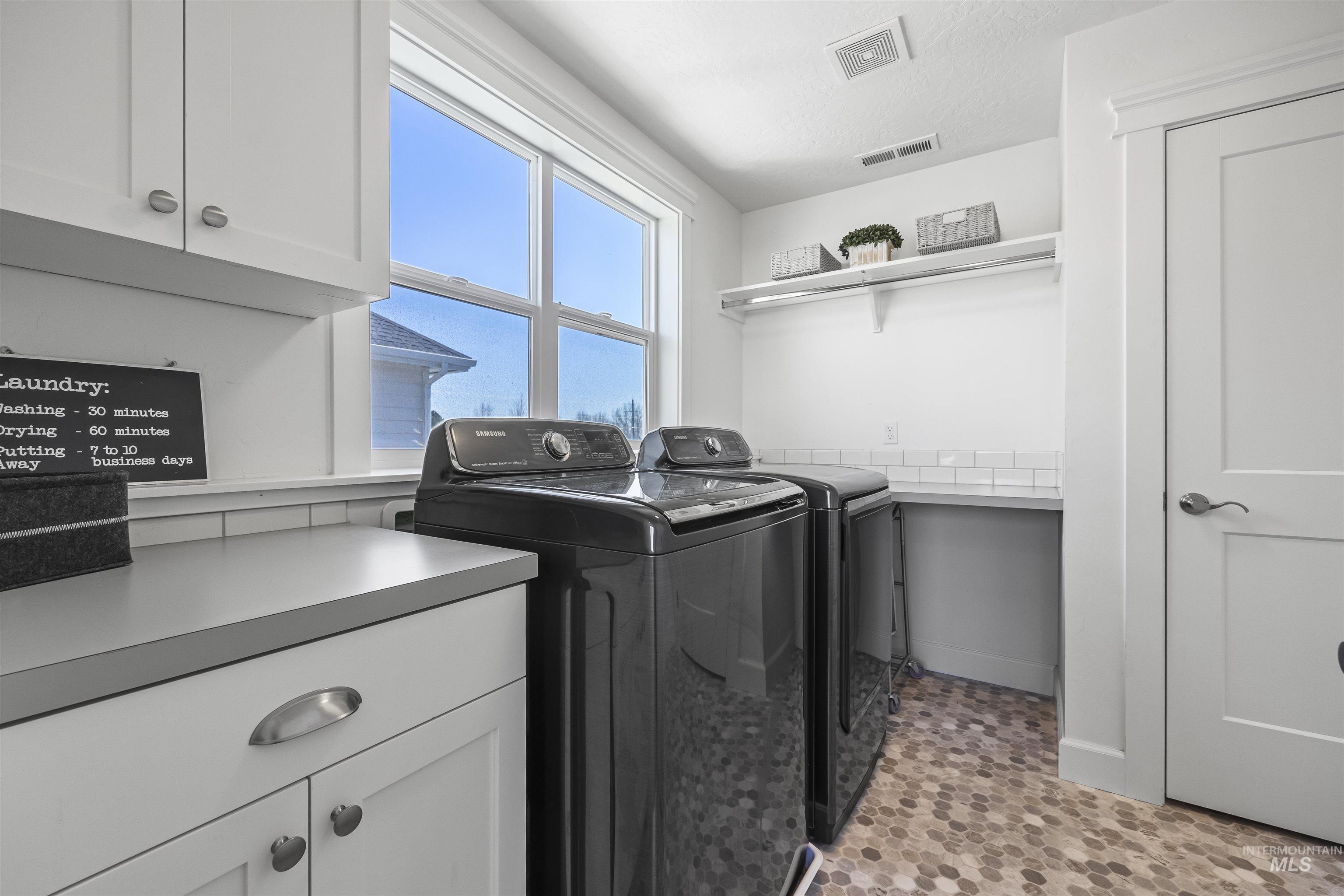 387 Fox Lantern Ct, Middleton, Idaho 83644, 4 Bedrooms, 2.5 Bathrooms, Residential For Sale, Price $689,000,MLS 98973226