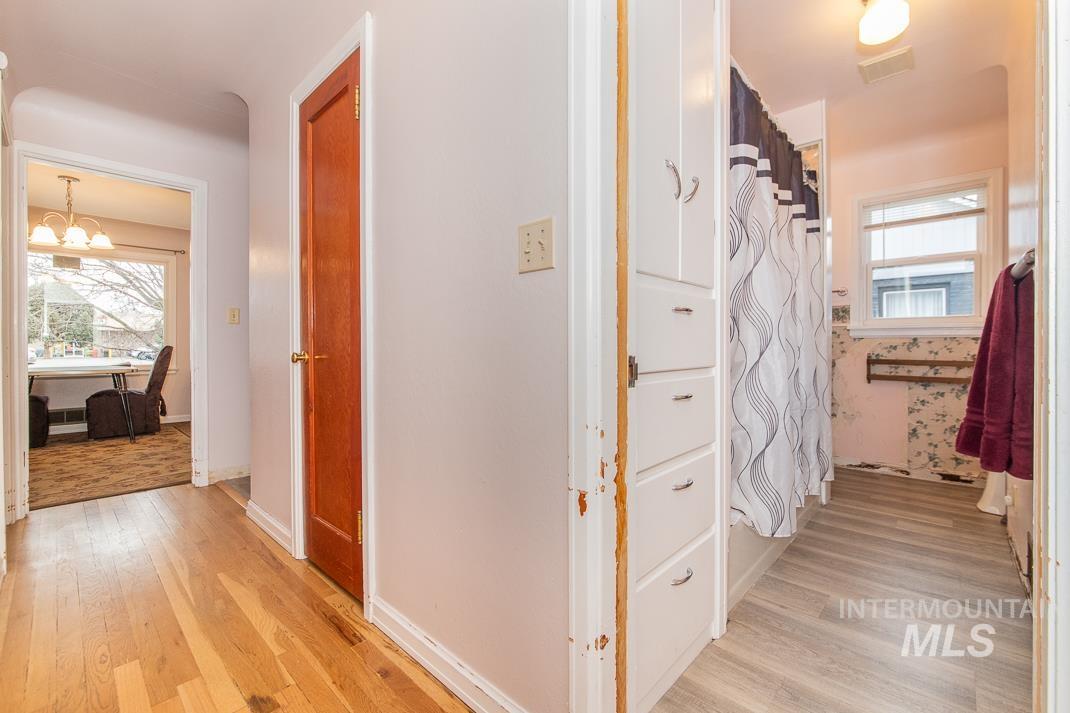 119 S. Holly Street, Nampa, Idaho 83686, 5 Bedrooms, 2 Bathrooms, Residential For Sale, Price $475,000,MLS 98973227