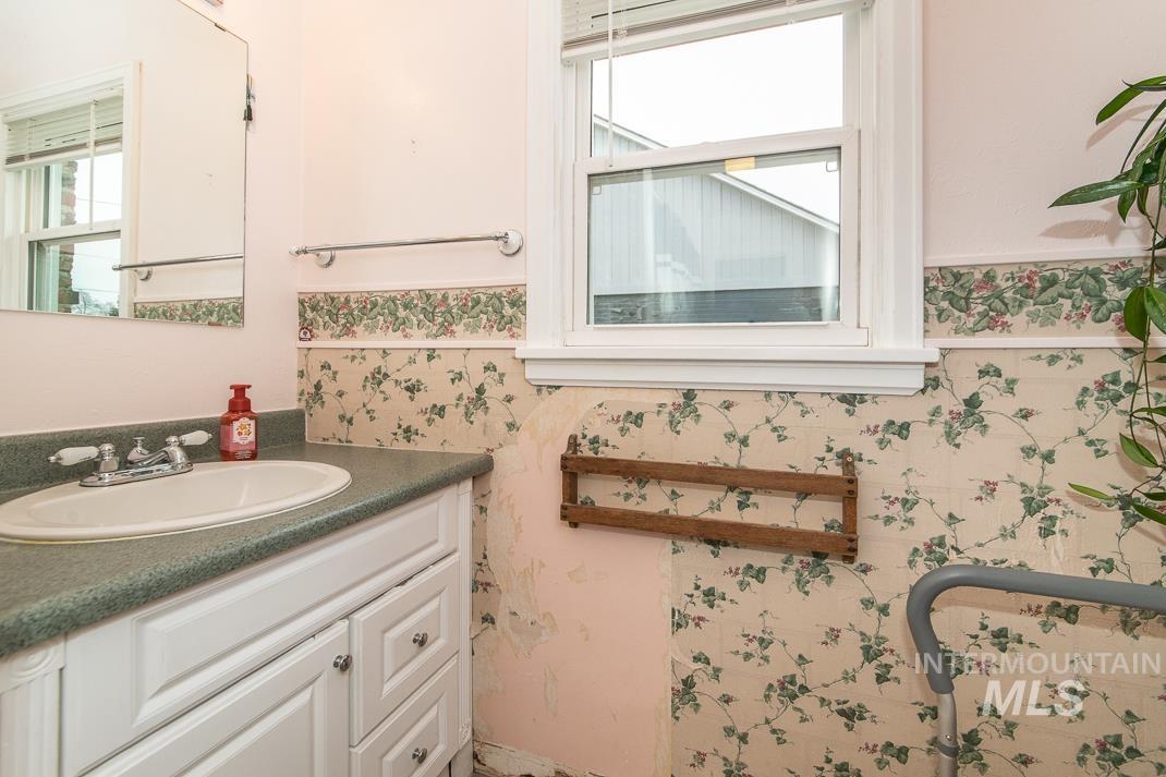 119 S. Holly Street, Nampa, Idaho 83686, 5 Bedrooms, 2 Bathrooms, Residential For Sale, Price $475,000,MLS 98973227