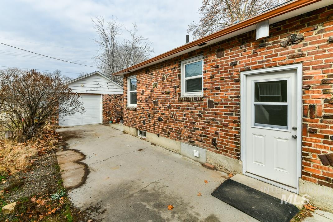 119 S. Holly Street, Nampa, Idaho 83686, 5 Bedrooms, 2 Bathrooms, Residential For Sale, Price $475,000,MLS 98973227