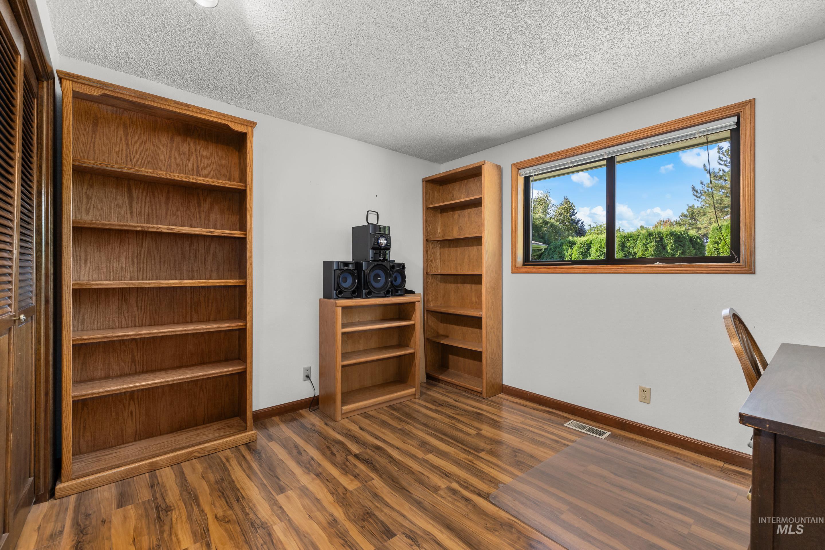 918 N Eagle Hills Way, Eagle, Idaho 83616-5214, 4 Bedrooms, 2 Bathrooms, Residential For Sale, Price $625,000,MLS 98973229