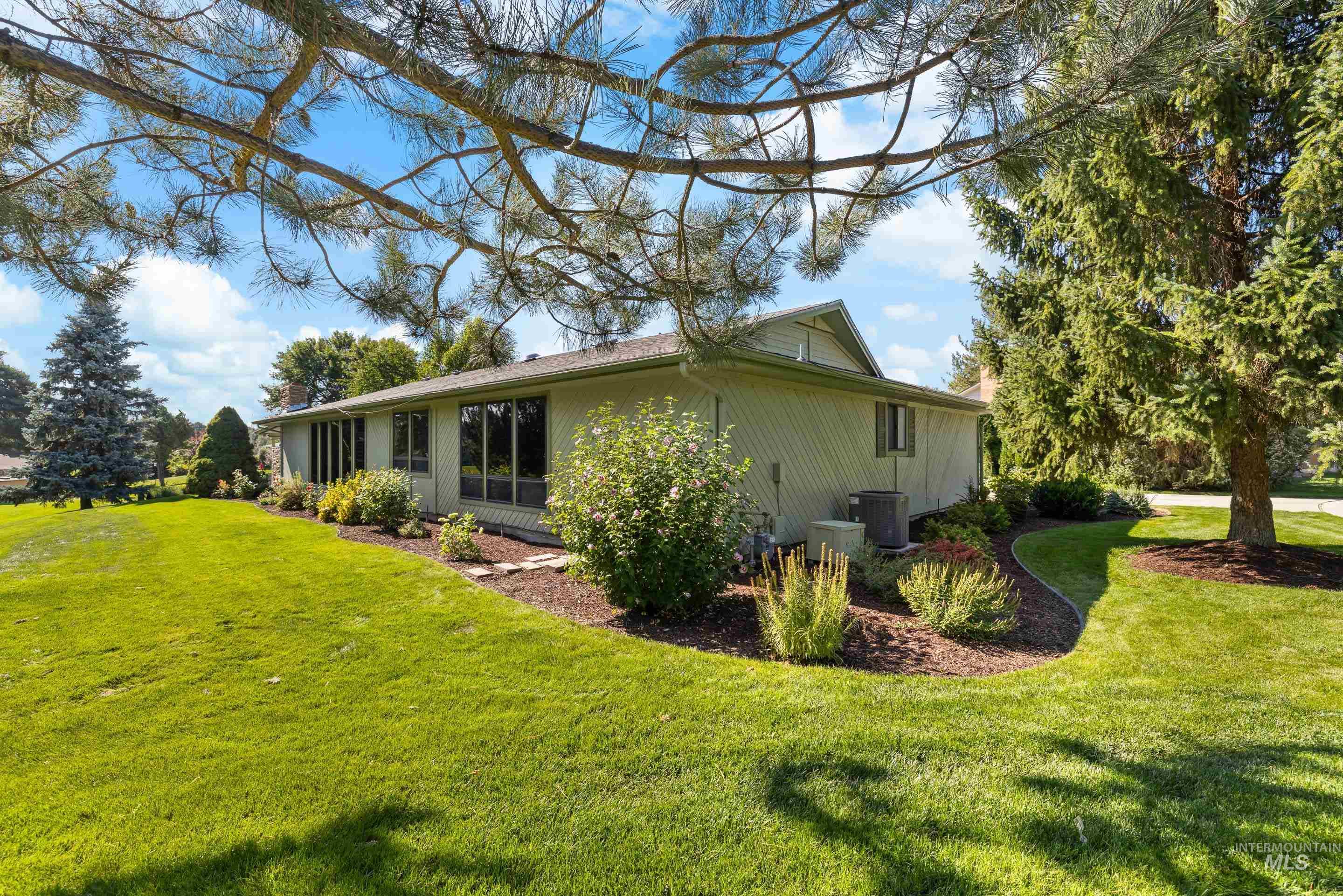 918 N Eagle Hills Way, Eagle, Idaho 83616-5214, 4 Bedrooms, 2 Bathrooms, Residential For Sale, Price $625,000,MLS 98973229