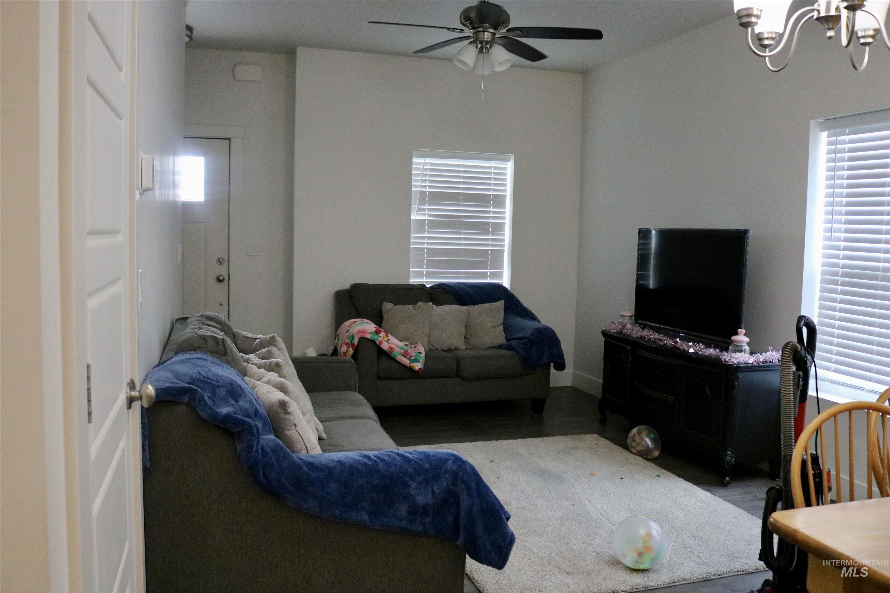 264/266 Ave A, Wendell, Idaho 83355, 2 Bedrooms, 1.5 Bathrooms, Residential Income For Sale, Price $409,900,MLS 98973233