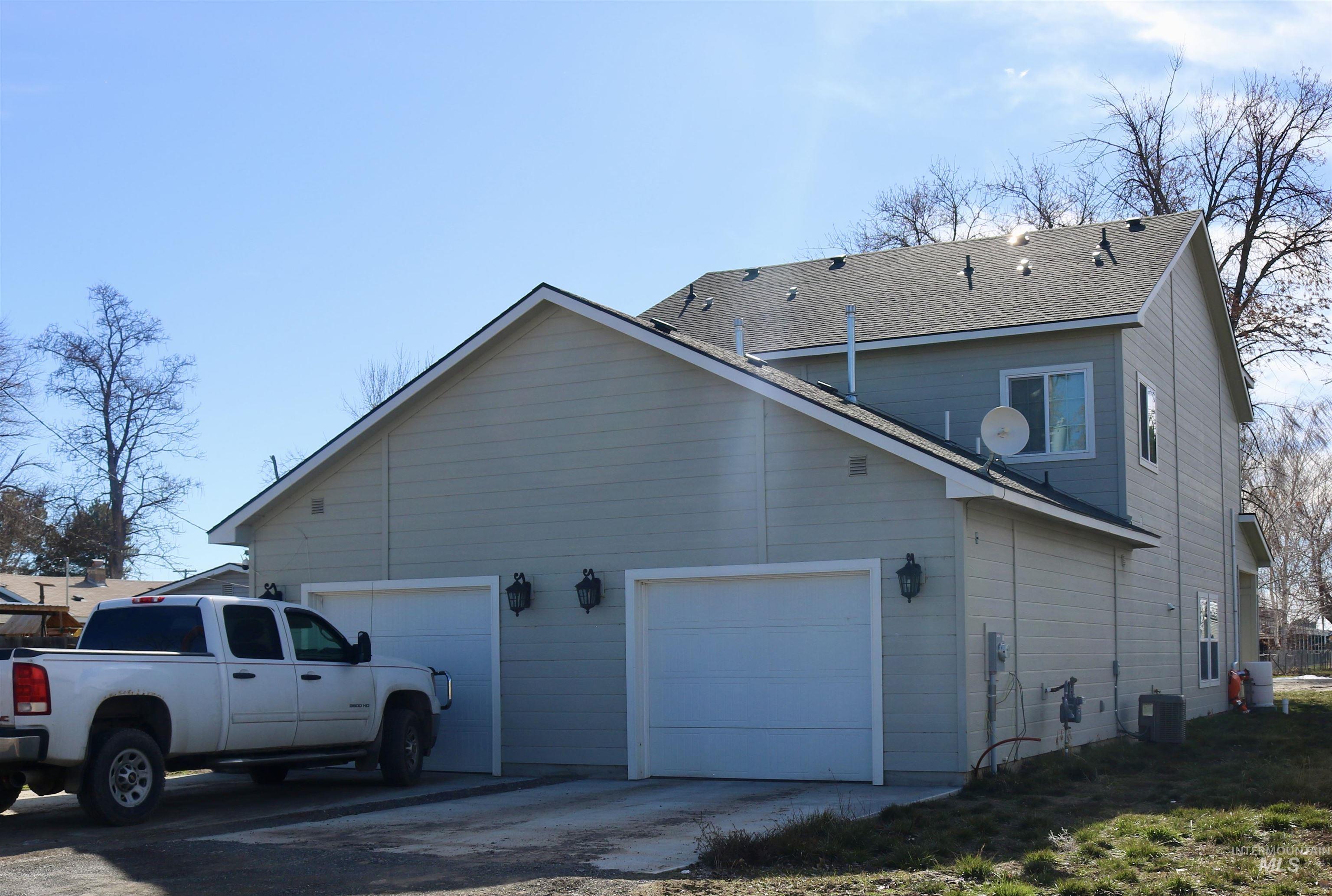 264/266 Ave A, Wendell, Idaho 83355, 2 Bedrooms, 1.5 Bathrooms, Residential Income For Sale, Price $409,900,MLS 98973233