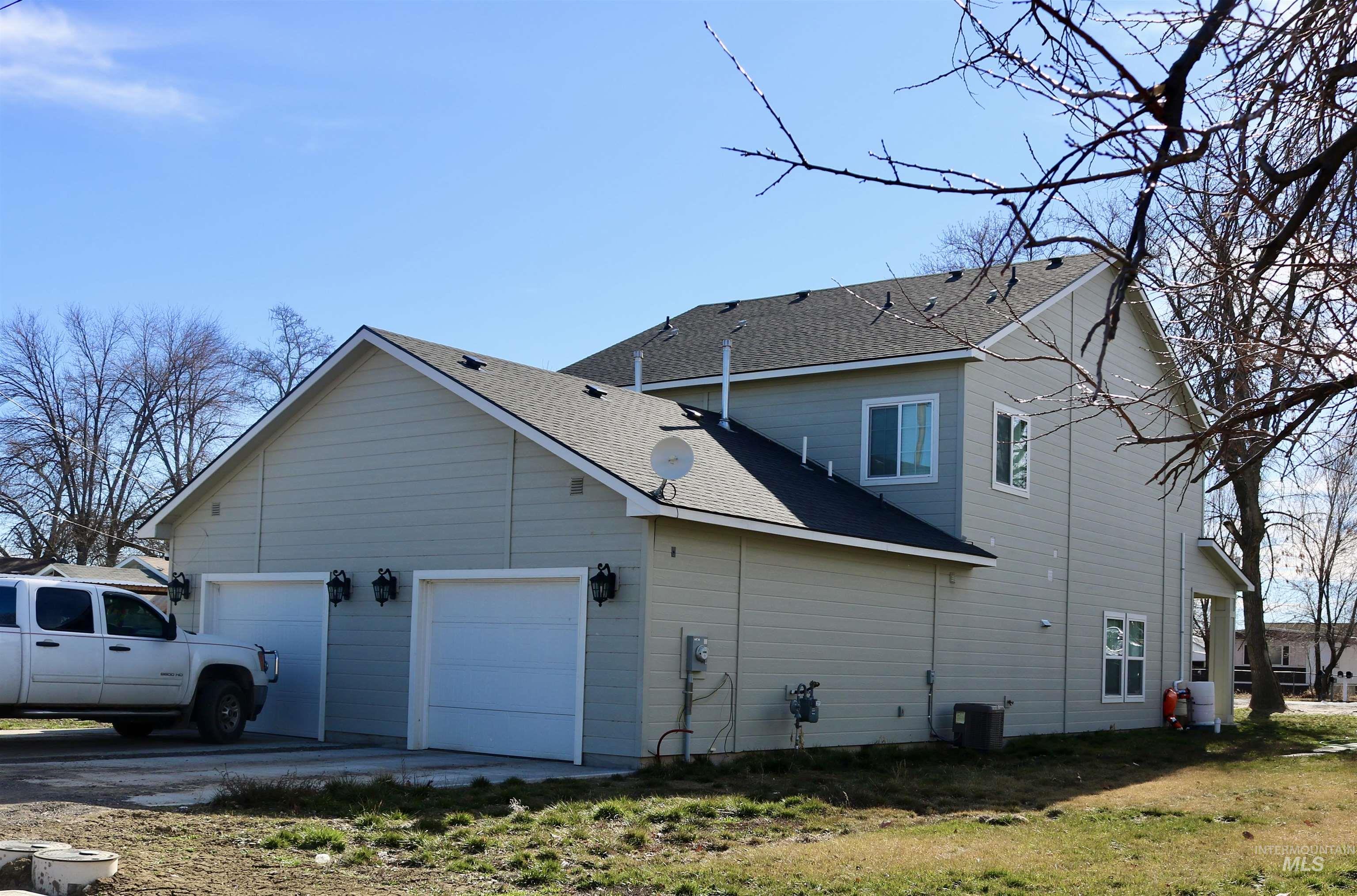 264/266 Ave A, Wendell, Idaho 83355, 2 Bedrooms, 1.5 Bathrooms, Residential Income For Sale, Price $409,900,MLS 98973233