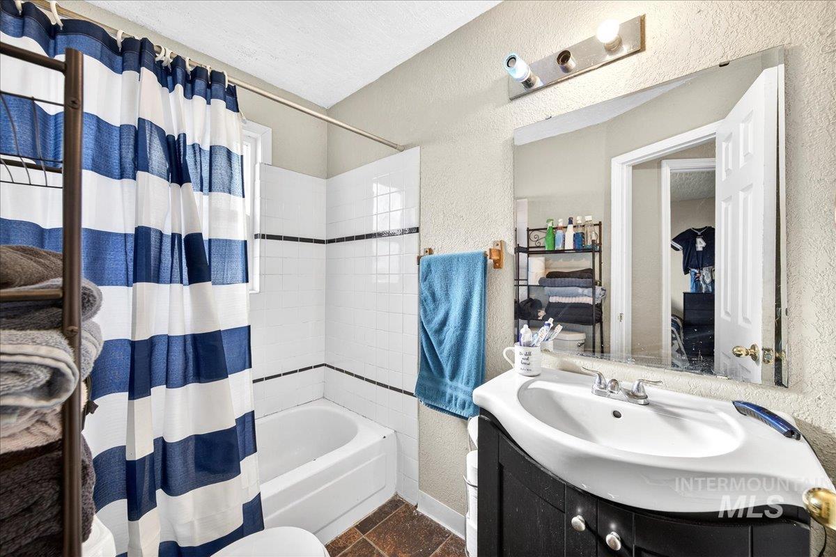 103 & 105 W Oak St, Caldwell, Idaho 83605, 2 Bedrooms, 1 Bathroom, Residential Income For Sale, Price $425,000,MLS 98973239