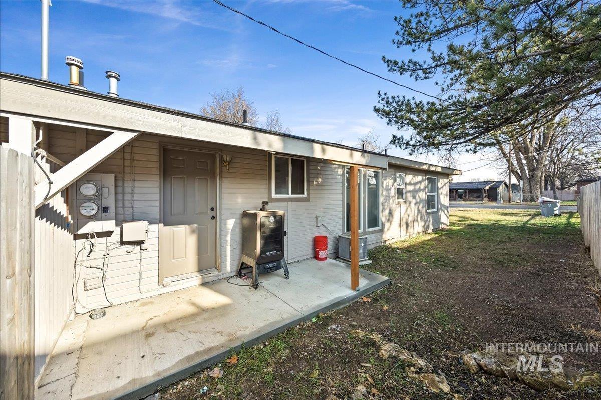 103 & 105 W Oak St, Caldwell, Idaho 83605, 2 Bedrooms, 1 Bathroom, Residential Income For Sale, Price $425,000,MLS 98973239
