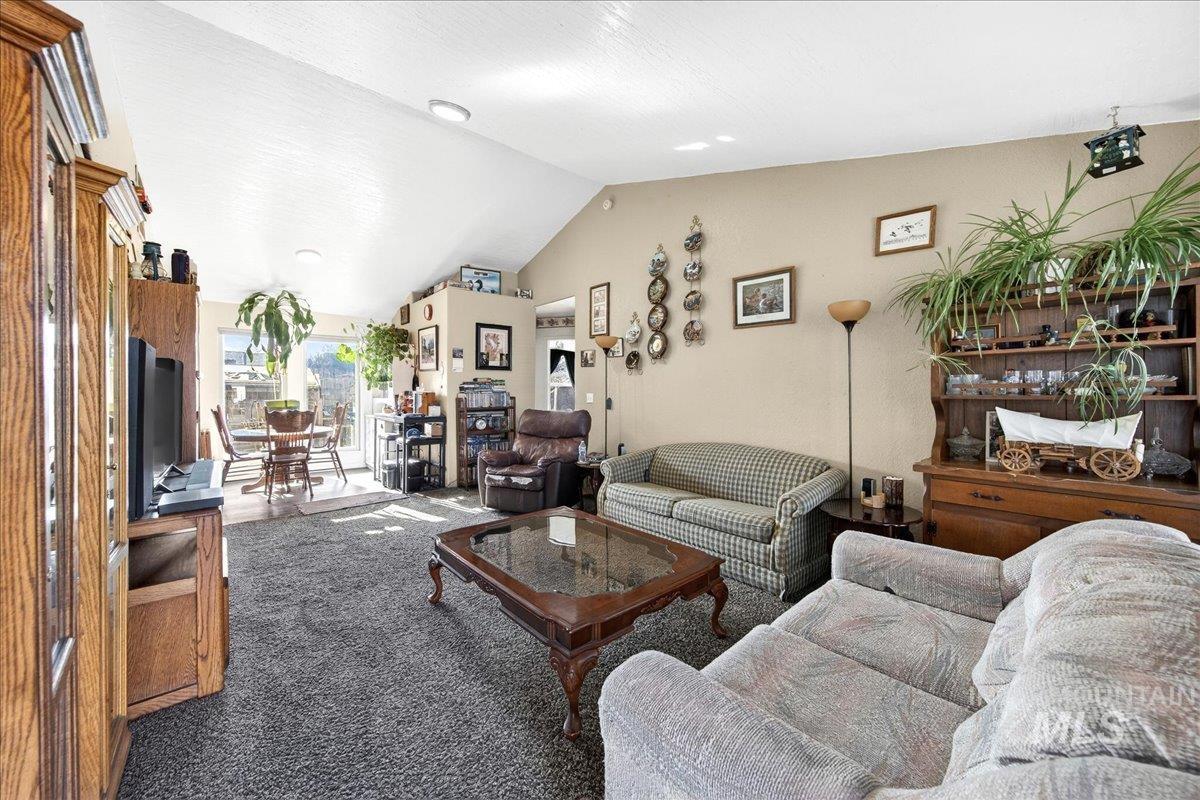 103 & 105 W Oak St, Caldwell, Idaho 83605, 2 Bedrooms, 1 Bathroom, Residential Income For Sale, Price $425,000,MLS 98973239