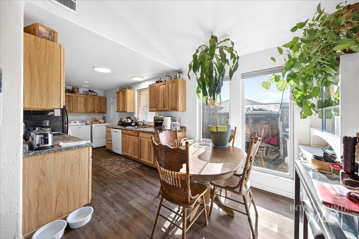 103 & 105 W Oak St, Caldwell, Idaho 83605, 2 Bedrooms, 1 Bathroom, Residential Income For Sale, Price $425,000,MLS 98973239