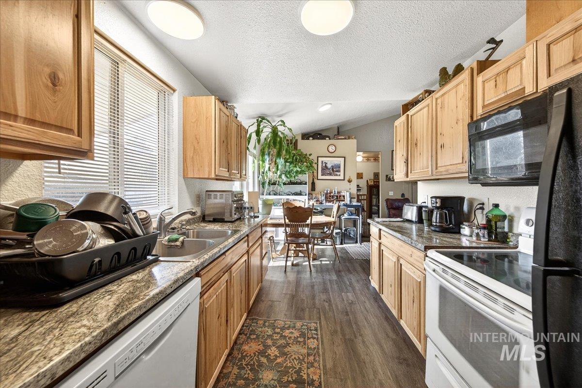 103 & 105 W Oak St, Caldwell, Idaho 83605, 2 Bedrooms, 1 Bathroom, Residential Income For Sale, Price $425,000,MLS 98973239