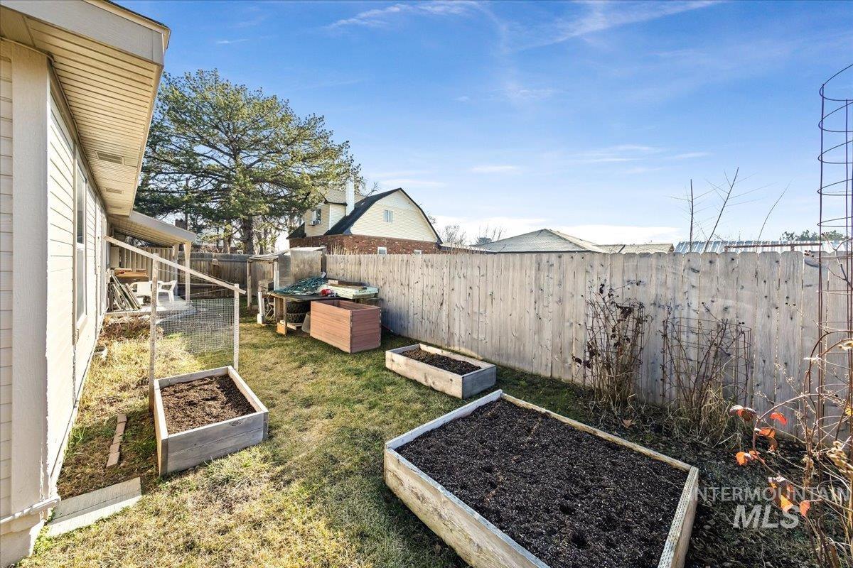 103 & 105 W Oak St, Caldwell, Idaho 83605, 2 Bedrooms, 1 Bathroom, Residential Income For Sale, Price $425,000,MLS 98973239