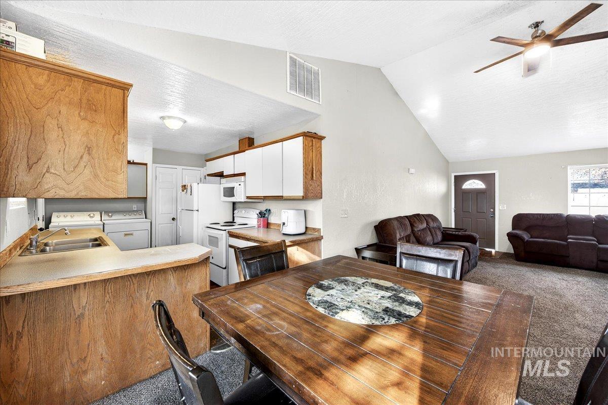 103 & 105 W Oak St, Caldwell, Idaho 83605, 2 Bedrooms, 1 Bathroom, Residential Income For Sale, Price $425,000,MLS 98973239