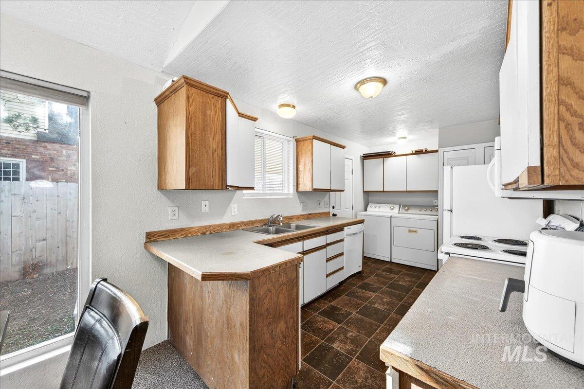 103 & 105 W Oak St, Caldwell, Idaho 83605, 2 Bedrooms, 1 Bathroom, Residential Income For Sale, Price $425,000,MLS 98973239