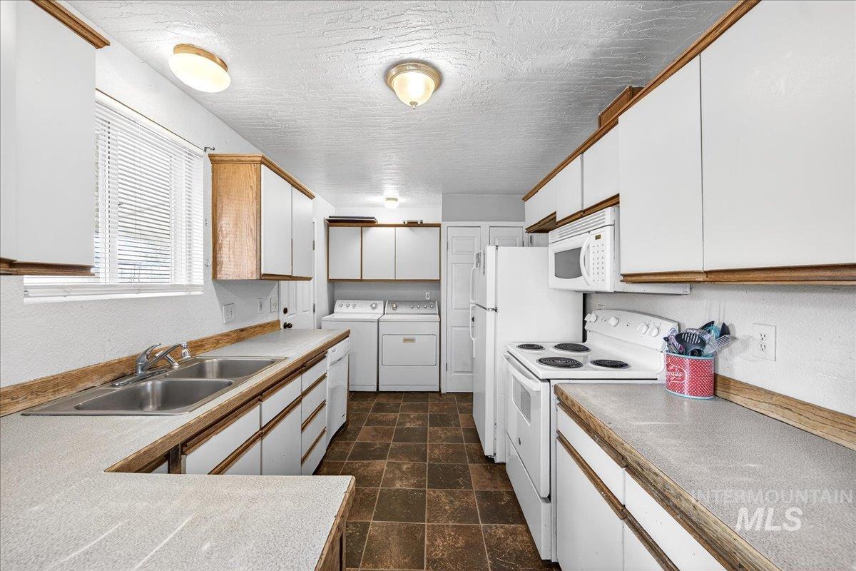 103 & 105 W Oak St, Caldwell, Idaho 83605, 2 Bedrooms, 1 Bathroom, Residential Income For Sale, Price $425,000,MLS 98973239