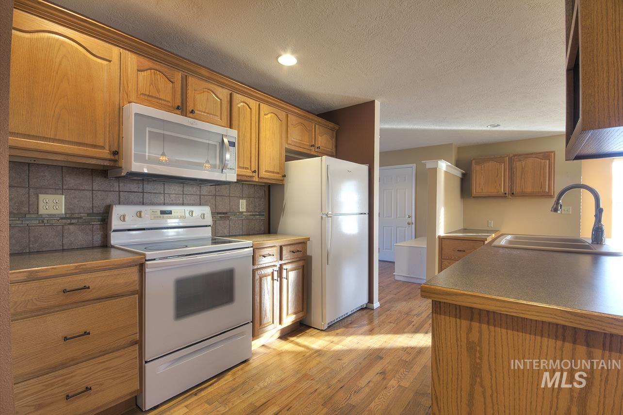 2403 N Weaver Circle, Boise, Idaho 83704, 3 Bedrooms, 2 Bathrooms, Residential For Sale, Price $449,900,MLS 98973242