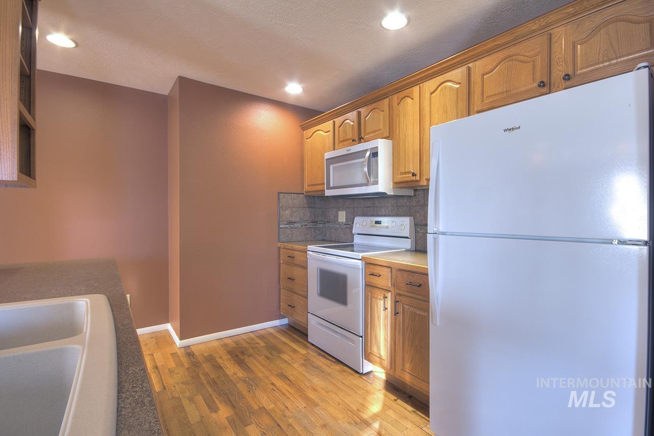 2403 N Weaver Circle, Boise, Idaho 83704, 3 Bedrooms, 2 Bathrooms, Residential For Sale, Price $449,900,MLS 98973242