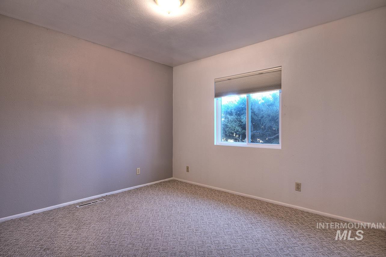 2403 N Weaver Circle, Boise, Idaho 83704, 3 Bedrooms, 2 Bathrooms, Residential For Sale, Price $449,900,MLS 98973242