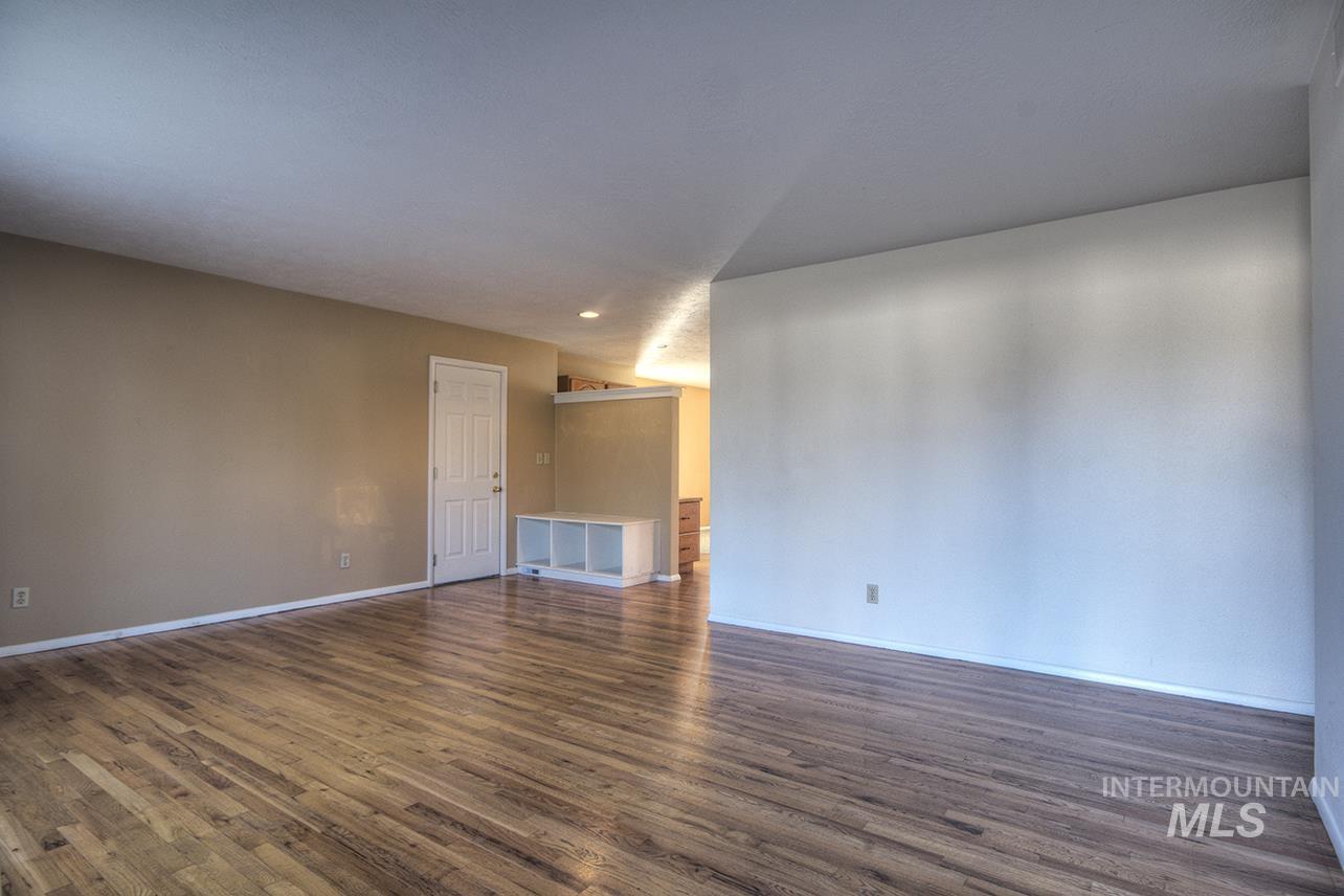 2403 N Weaver Circle, Boise, Idaho 83704, 3 Bedrooms, 2 Bathrooms, Residential For Sale, Price $449,900,MLS 98973242