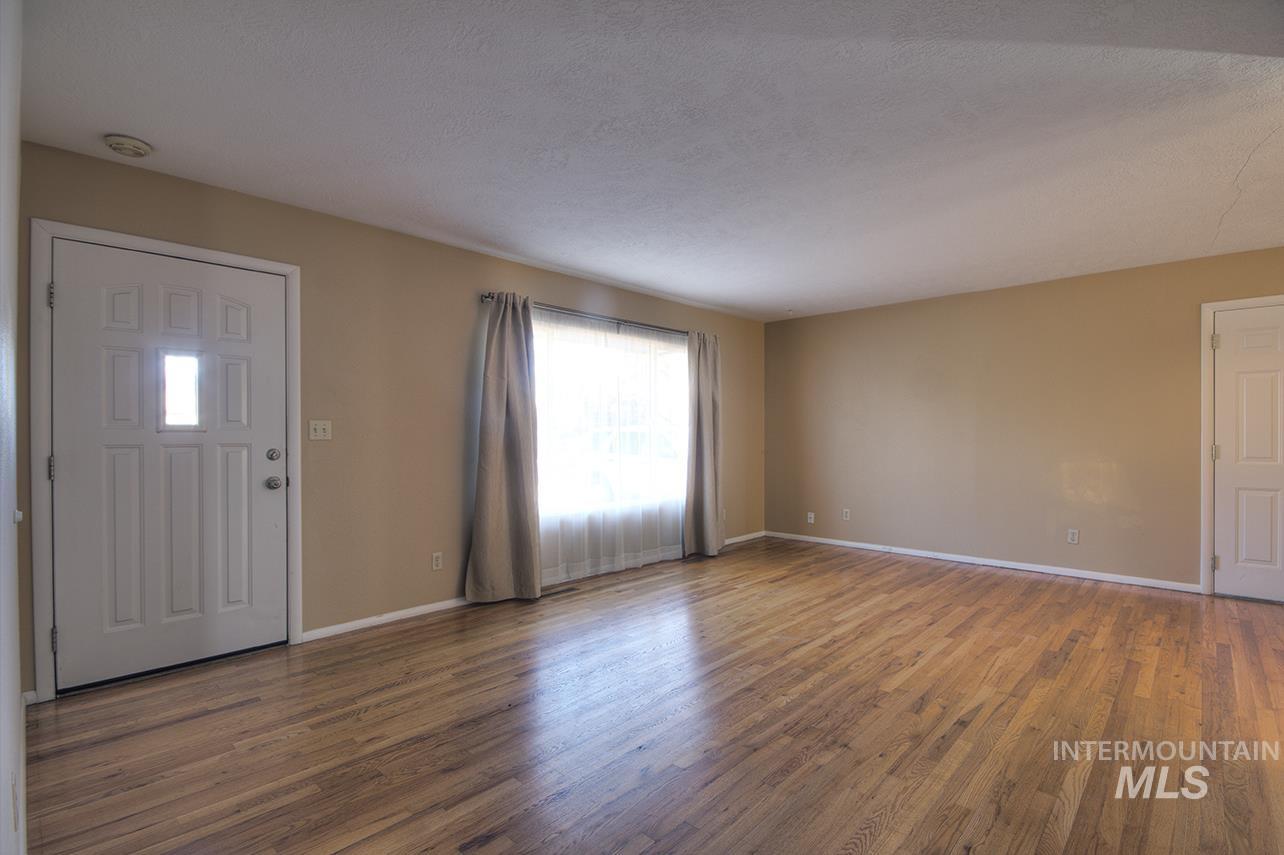 2403 N Weaver Circle, Boise, Idaho 83704, 3 Bedrooms, 2 Bathrooms, Residential For Sale, Price $449,900,MLS 98973242