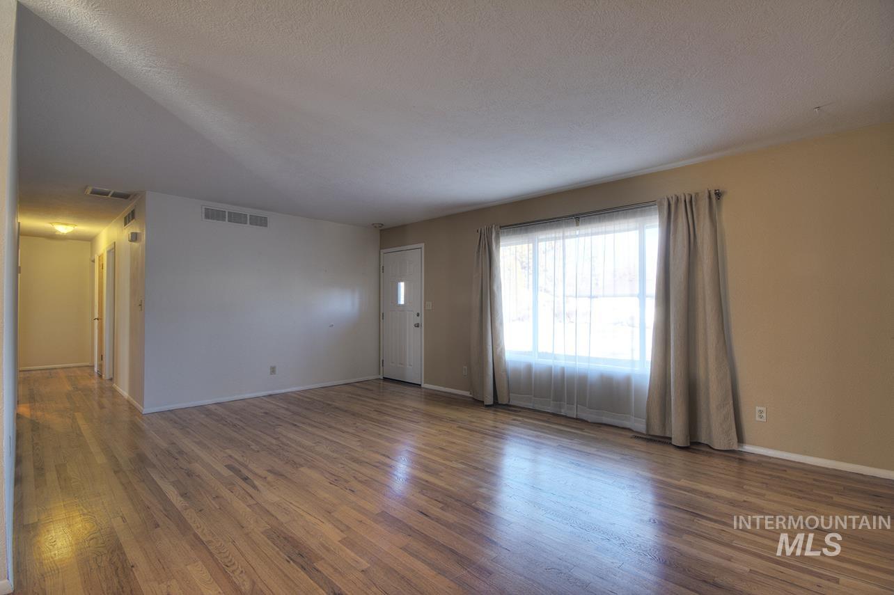 2403 N Weaver Circle, Boise, Idaho 83704, 3 Bedrooms, 2 Bathrooms, Residential For Sale, Price $449,900,MLS 98973242