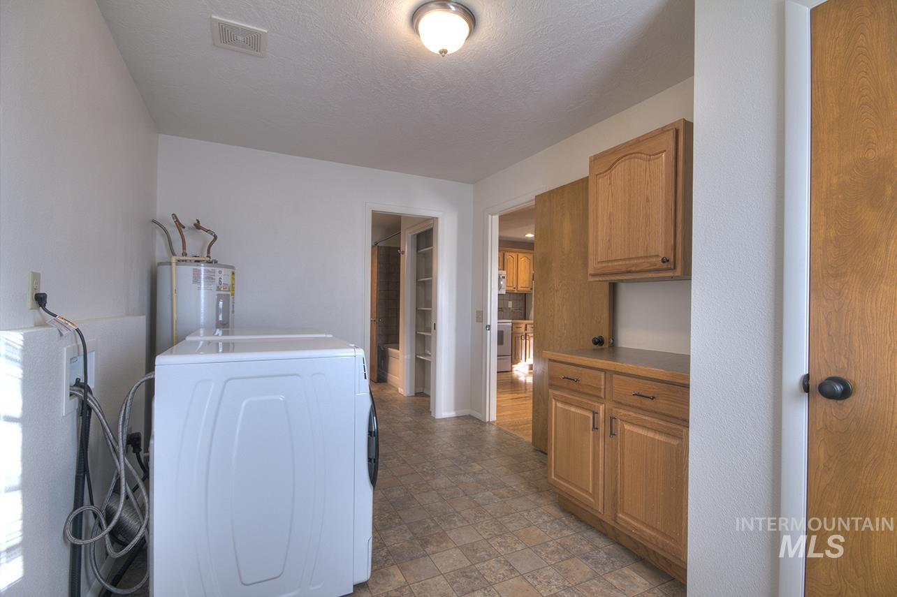 2403 N Weaver Circle, Boise, Idaho 83704, 3 Bedrooms, 2 Bathrooms, Residential For Sale, Price $449,900,MLS 98973242