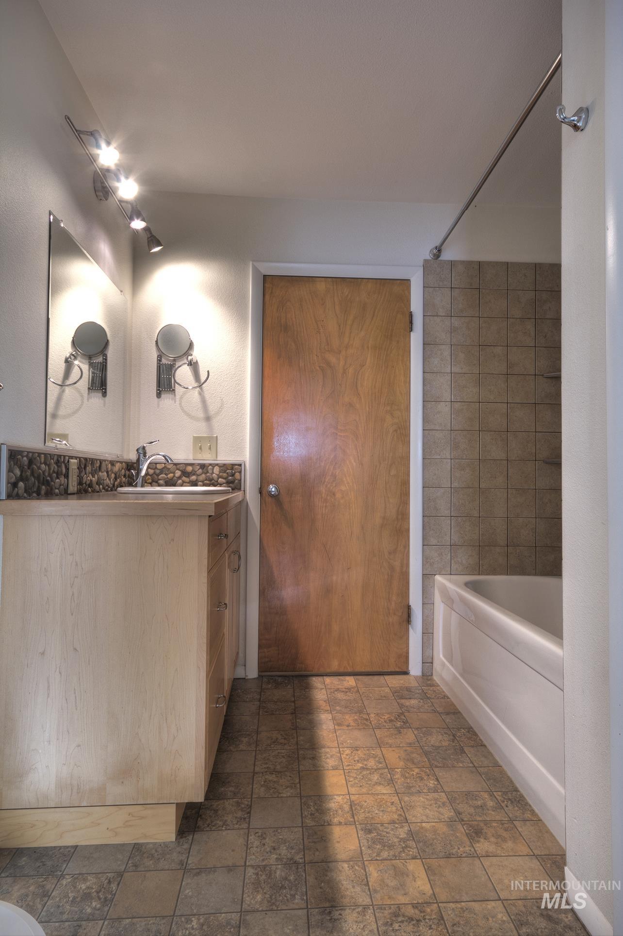 2403 N Weaver Circle, Boise, Idaho 83704, 3 Bedrooms, 2 Bathrooms, Residential For Sale, Price $449,900,MLS 98973242