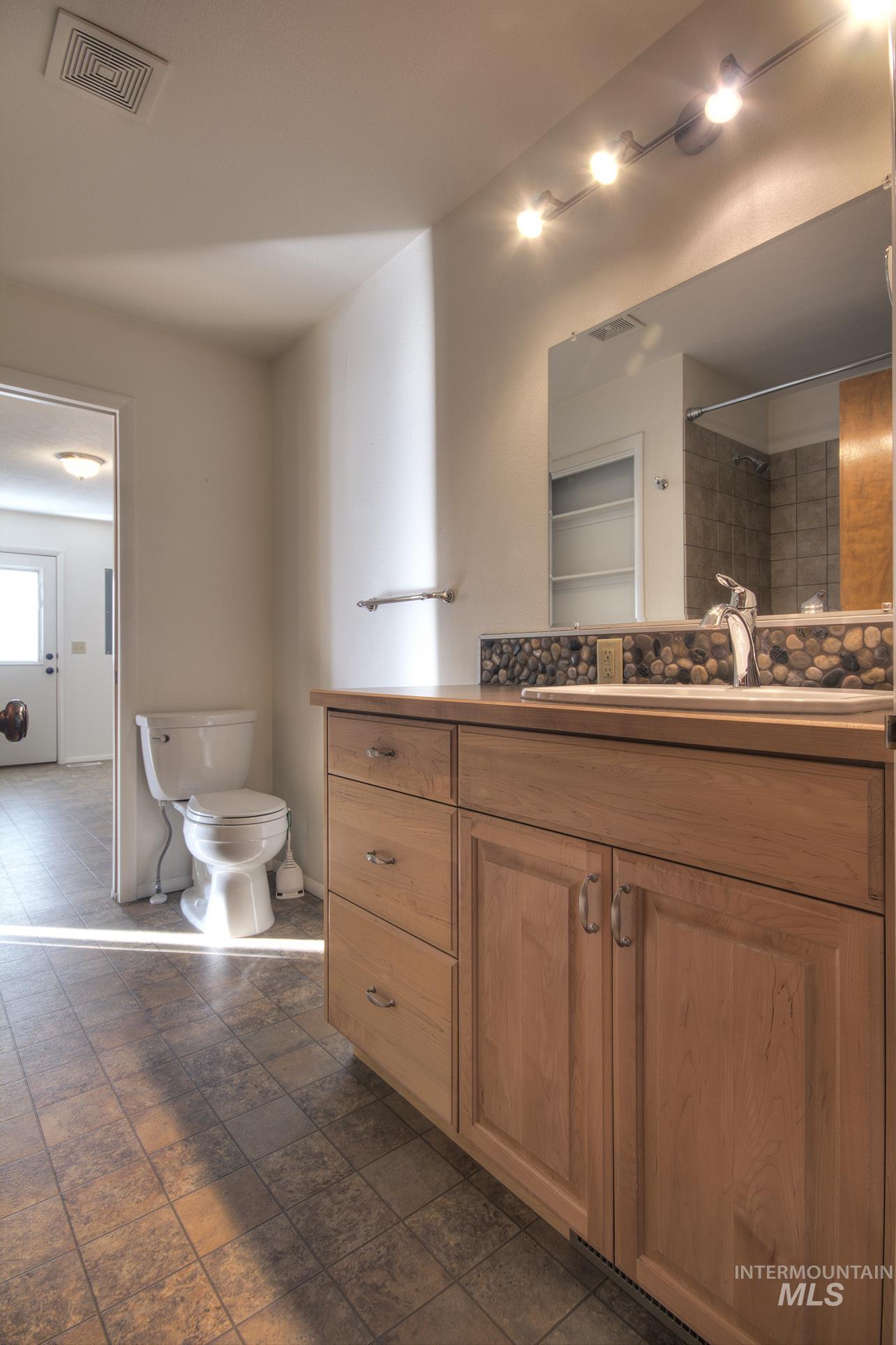 2403 N Weaver Circle, Boise, Idaho 83704, 3 Bedrooms, 2 Bathrooms, Residential For Sale, Price $449,900,MLS 98973242