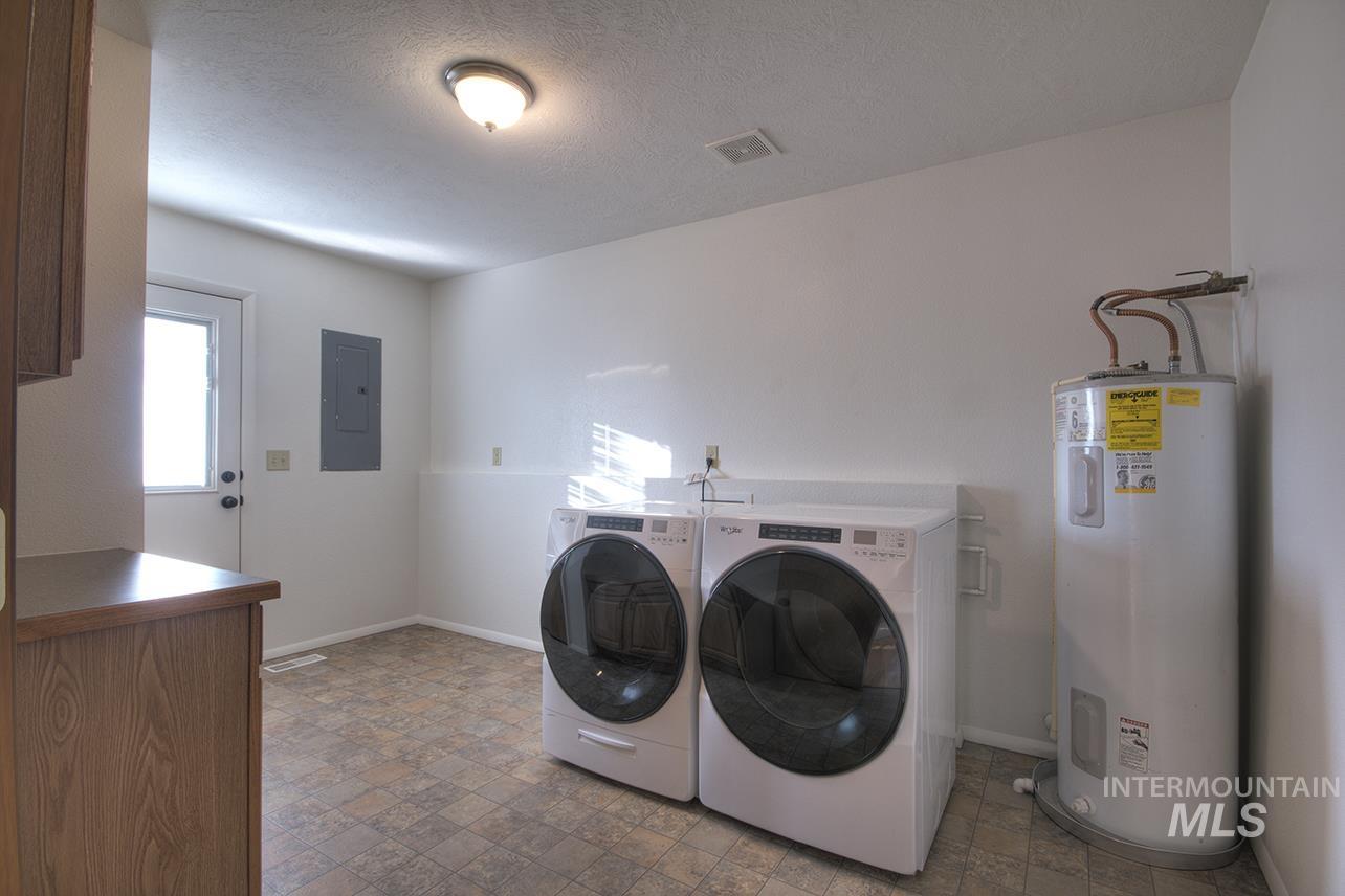 2403 N Weaver Circle, Boise, Idaho 83704, 3 Bedrooms, 2 Bathrooms, Residential For Sale, Price $449,900,MLS 98973242