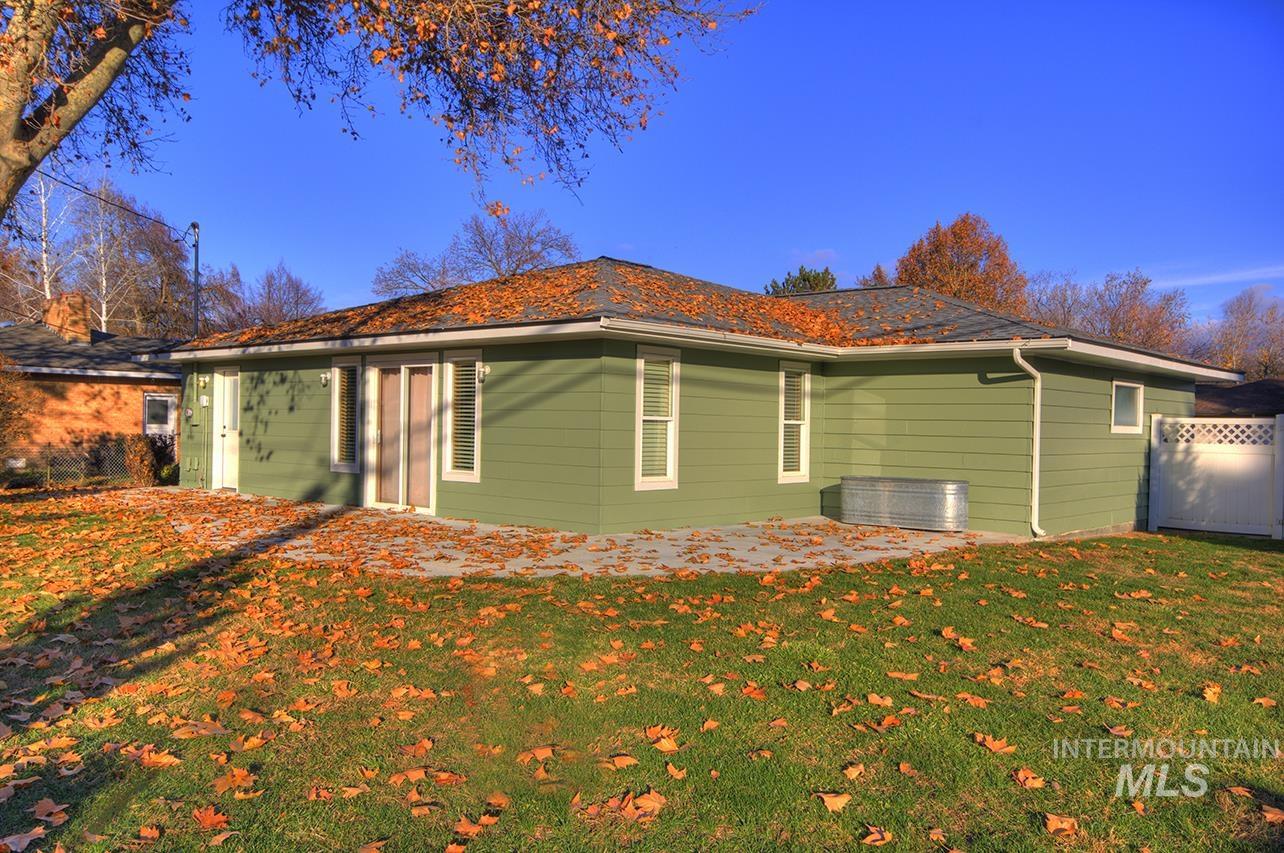 2403 N Weaver Circle, Boise, Idaho 83704, 3 Bedrooms, 2 Bathrooms, Residential For Sale, Price $449,900,MLS 98973242