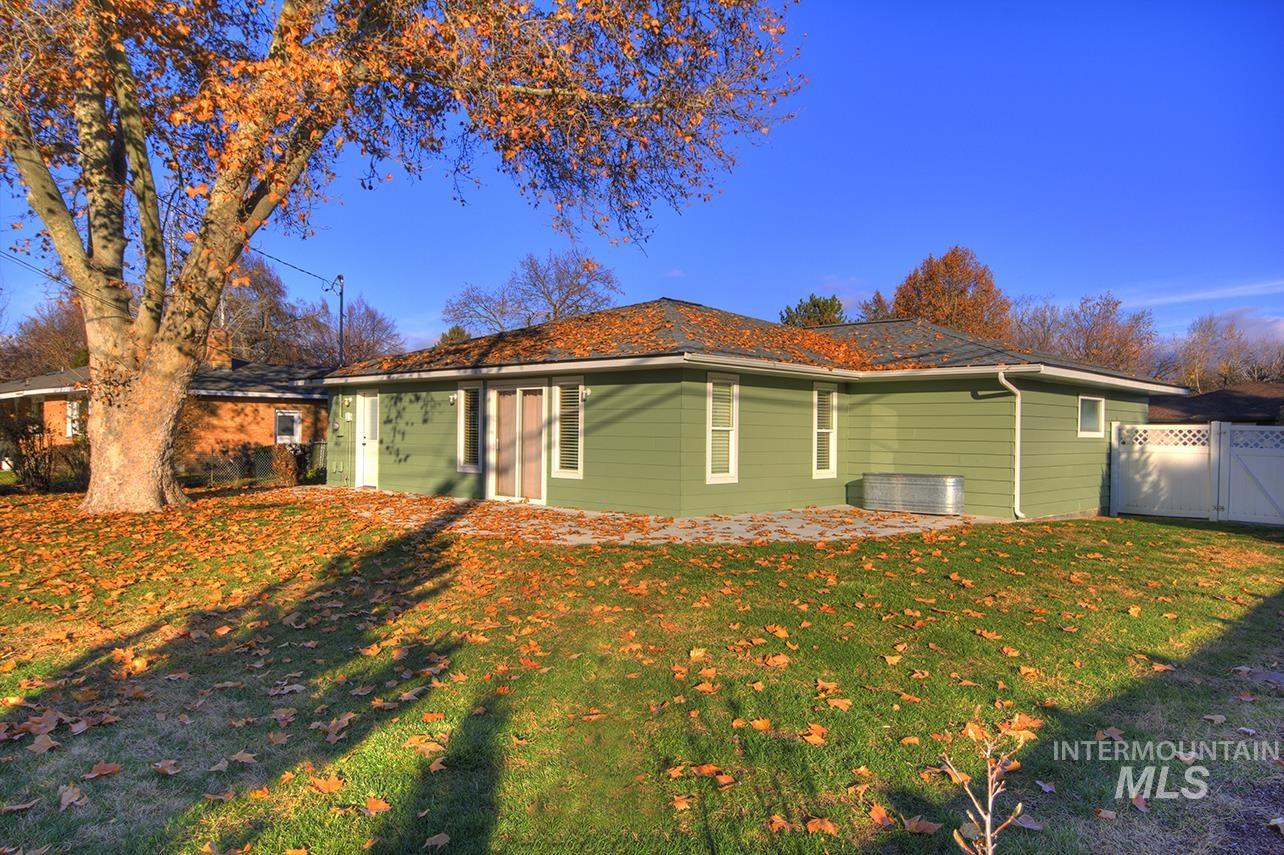 2403 N Weaver Circle, Boise, Idaho 83704, 3 Bedrooms, 2 Bathrooms, Residential For Sale, Price $449,900,MLS 98973242