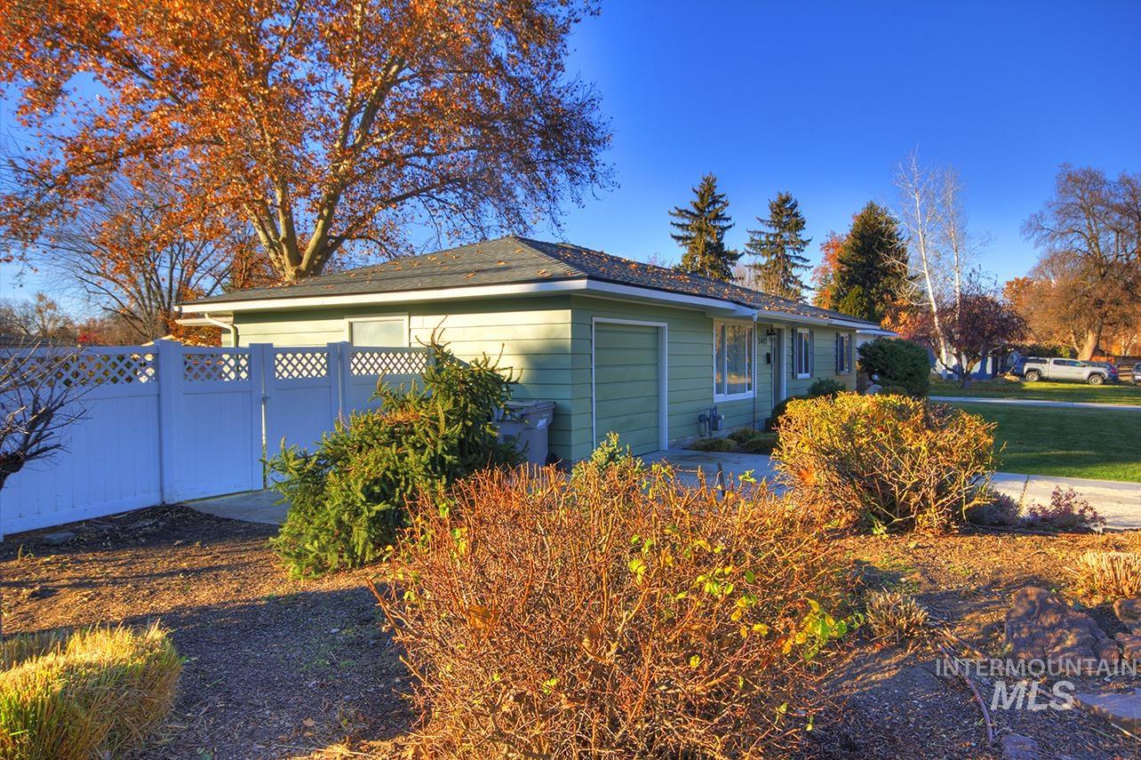 2403 N Weaver Circle, Boise, Idaho 83704, 3 Bedrooms, 2 Bathrooms, Residential For Sale, Price $449,900,MLS 98973242