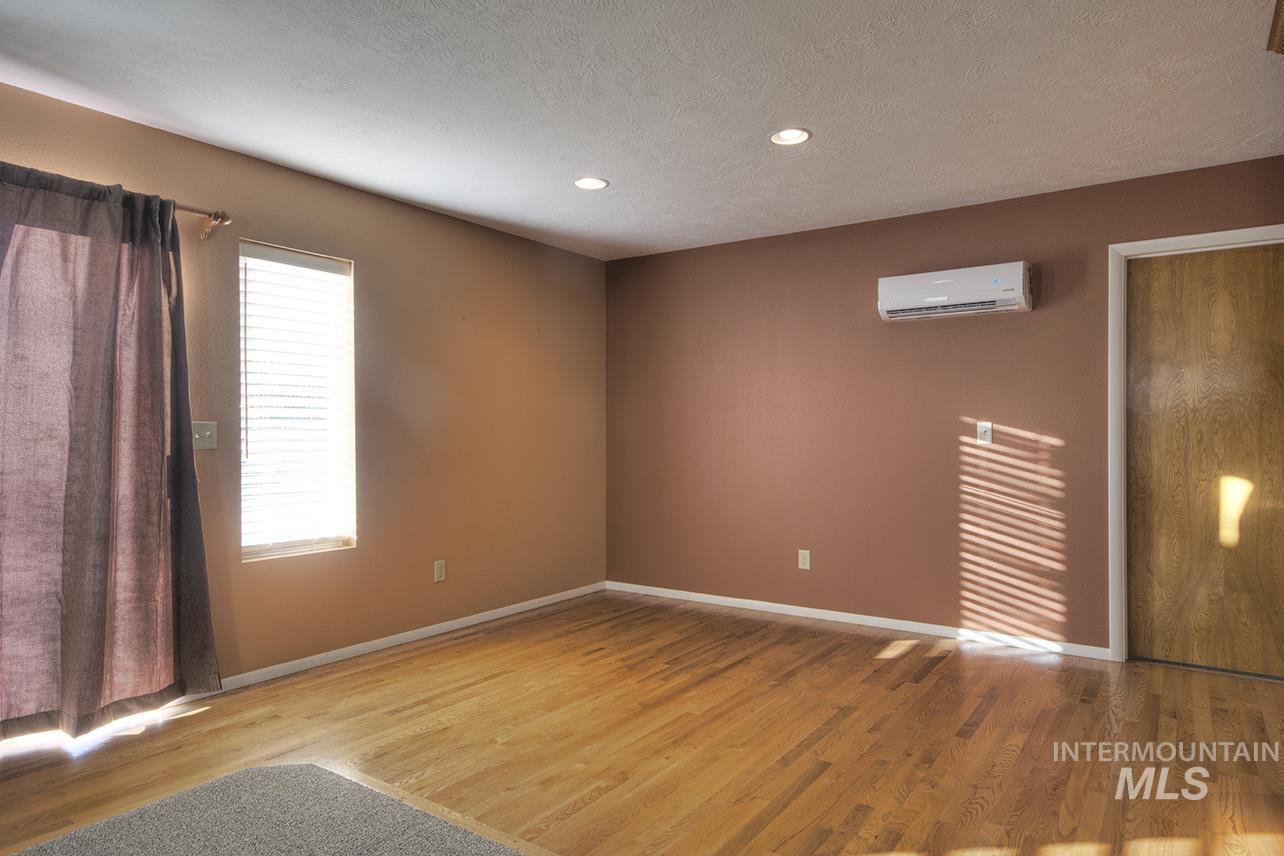 2403 N Weaver Circle, Boise, Idaho 83704, 3 Bedrooms, 2 Bathrooms, Residential For Sale, Price $449,900,MLS 98973242