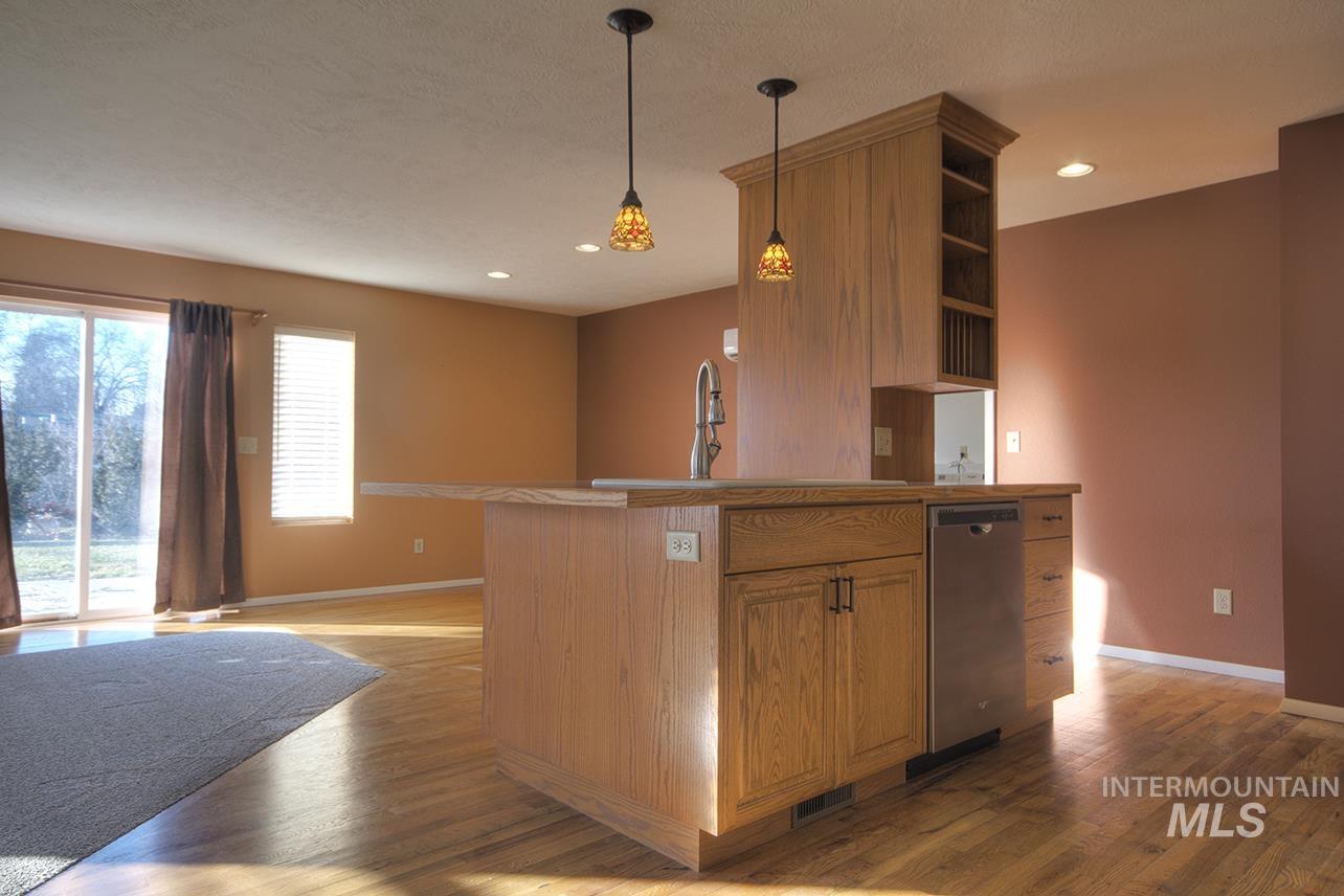 2403 N Weaver Circle, Boise, Idaho 83704, 3 Bedrooms, 2 Bathrooms, Residential For Sale, Price $449,900,MLS 98973242