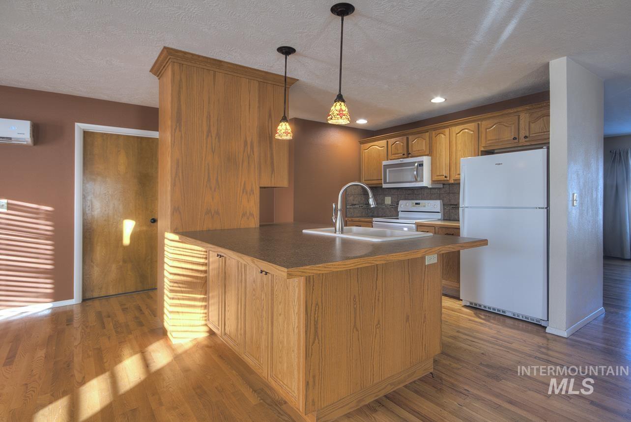 2403 N Weaver Circle, Boise, Idaho 83704, 3 Bedrooms, 2 Bathrooms, Residential For Sale, Price $449,900,MLS 98973242