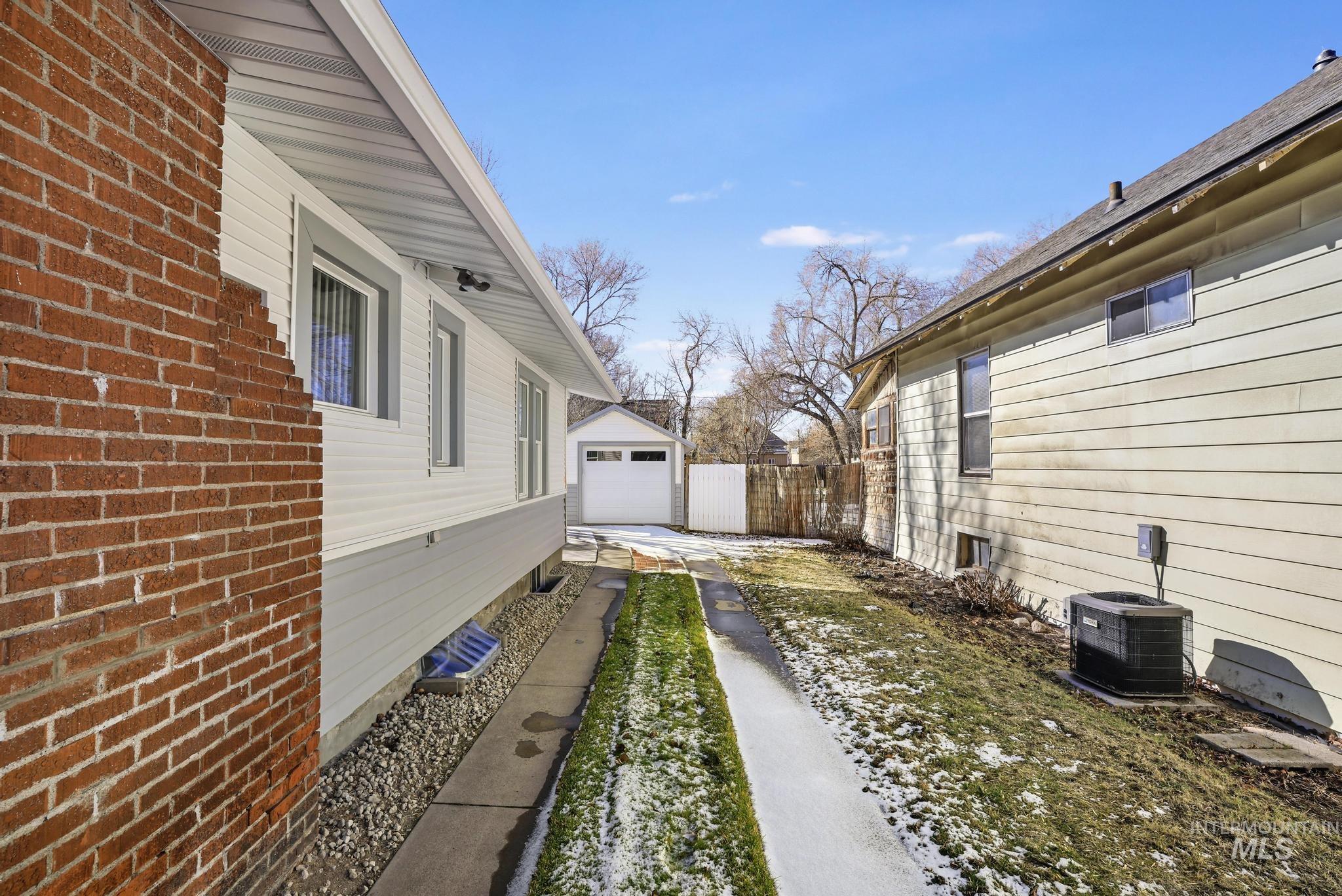 252 6th Ave E, Twin Falls, Idaho 83301, 3 Bedrooms, 2 Bathrooms, Residential For Sale, Price $325,000,MLS 98973244