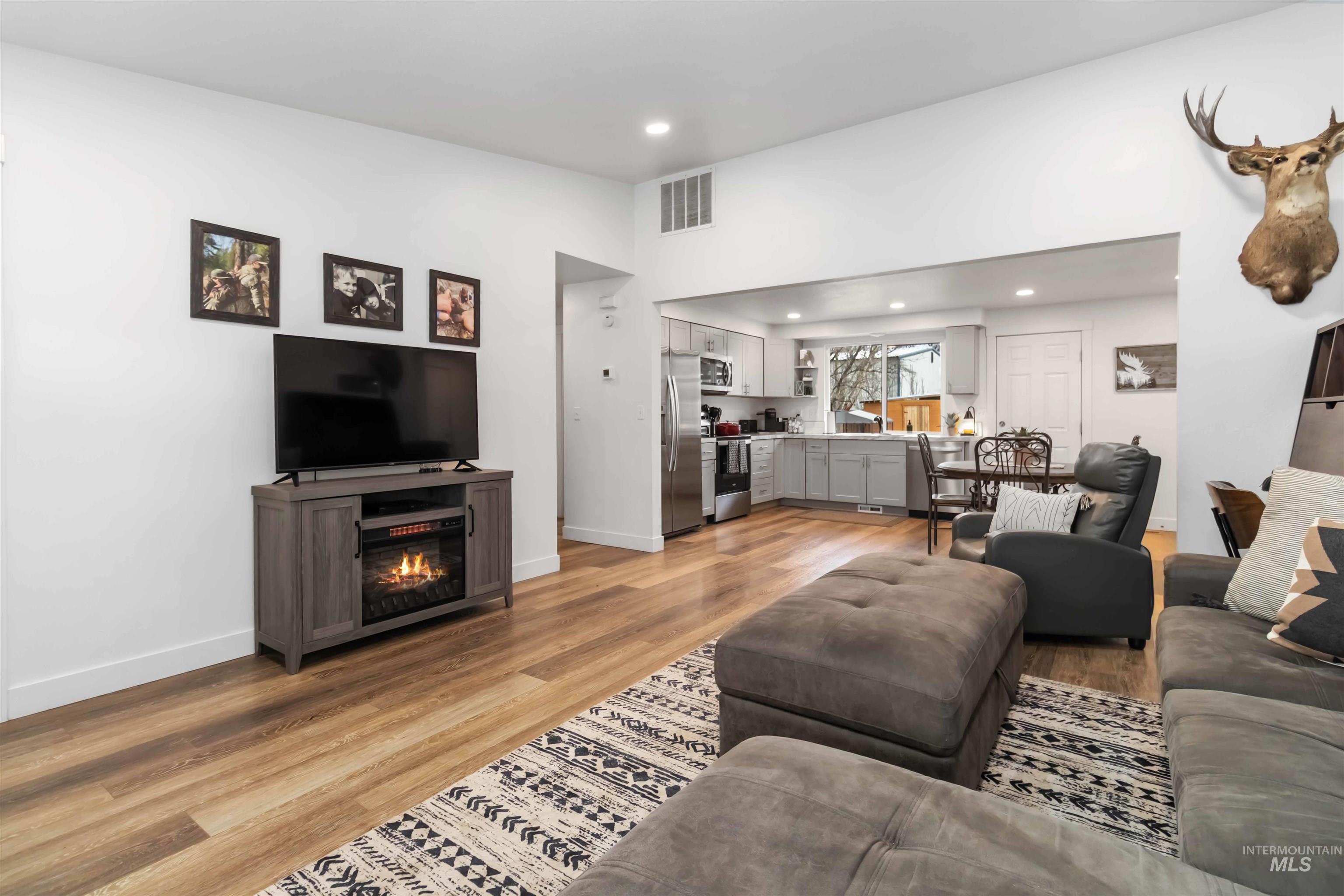 2554 N Hampton Ave, Boise, Idaho 83704-6765, 2 Bedrooms, 1 Bathroom, Residential For Sale, Price $372,900,MLS 98973249