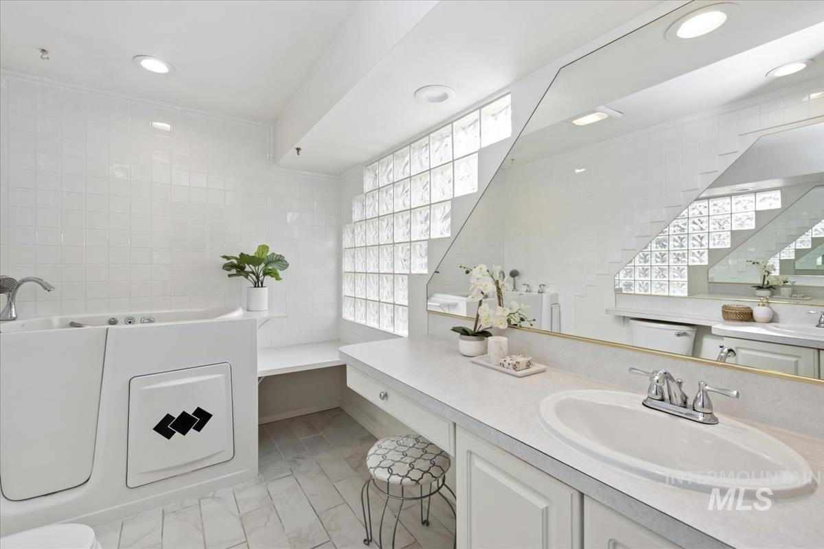 10705 W Onondaga Dr, Boise, Idaho 83709, 3 Bedrooms, 2.5 Bathrooms, Residential For Sale, Price $499,500,MLS 98973266