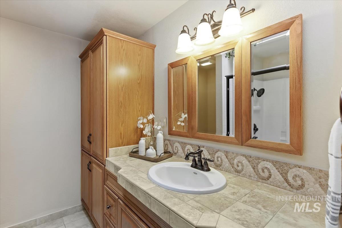 10705 W Onondaga Dr, Boise, Idaho 83709, 3 Bedrooms, 2.5 Bathrooms, Residential For Sale, Price $499,500,MLS 98973266