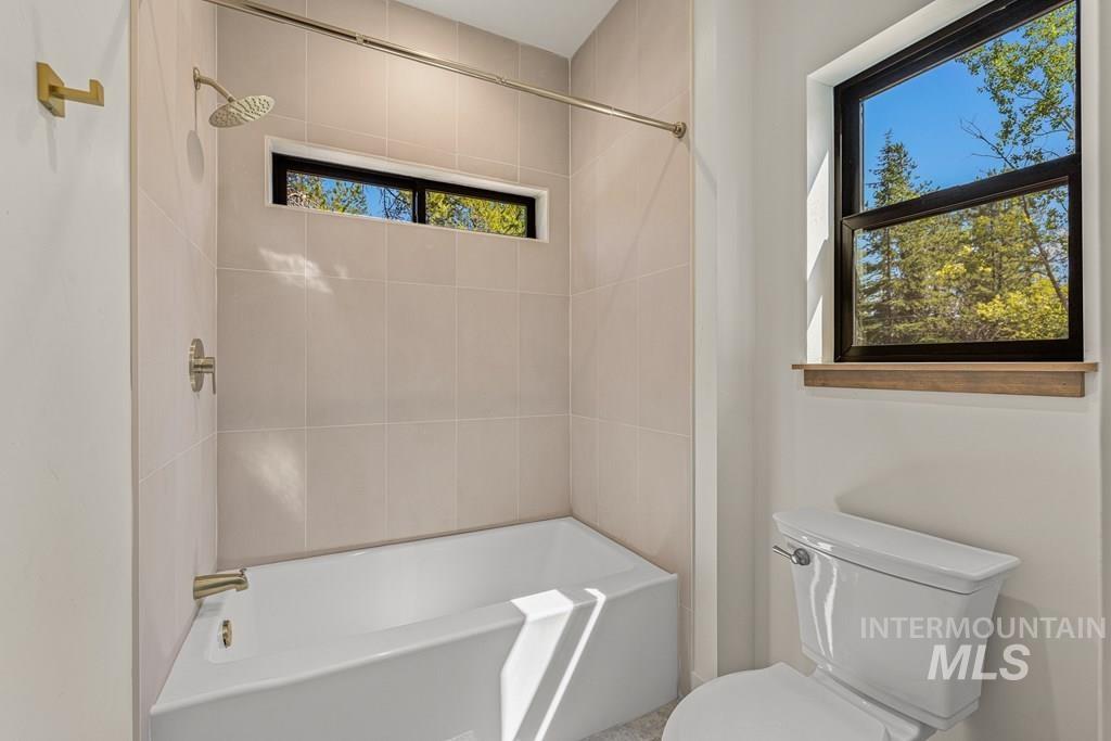 12850 Aurora Dr., Donnelly, Idaho 83615, 3 Bedrooms, 2.5 Bathrooms, Residential For Sale, Price $995,000,MLS 98973267