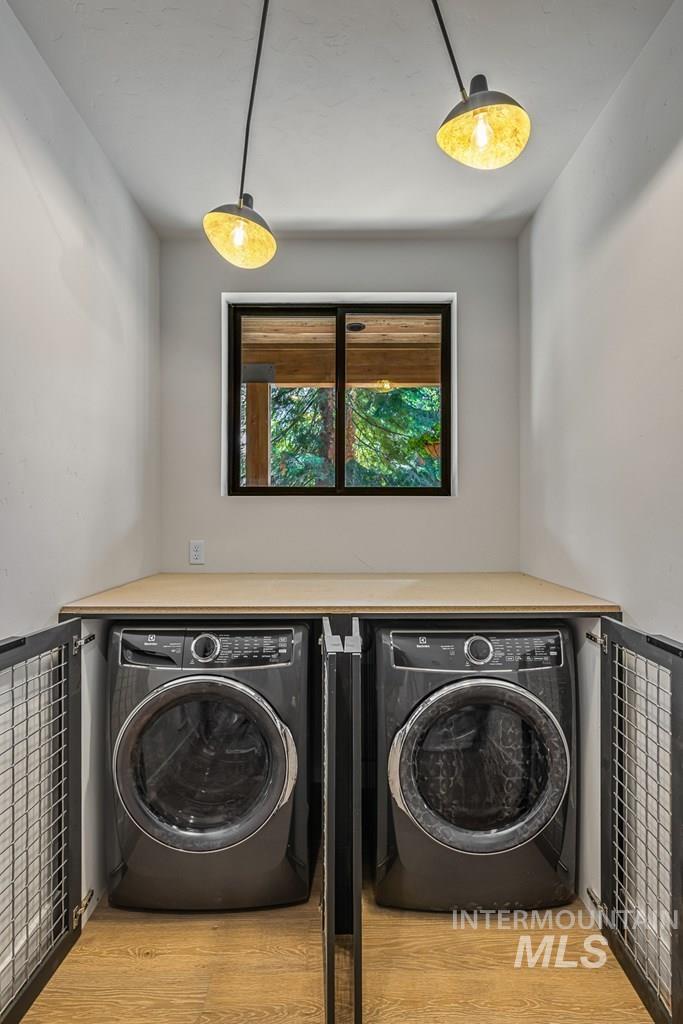 12850 Aurora Dr., Donnelly, Idaho 83615, 3 Bedrooms, 2.5 Bathrooms, Residential For Sale, Price $995,000,MLS 98973267