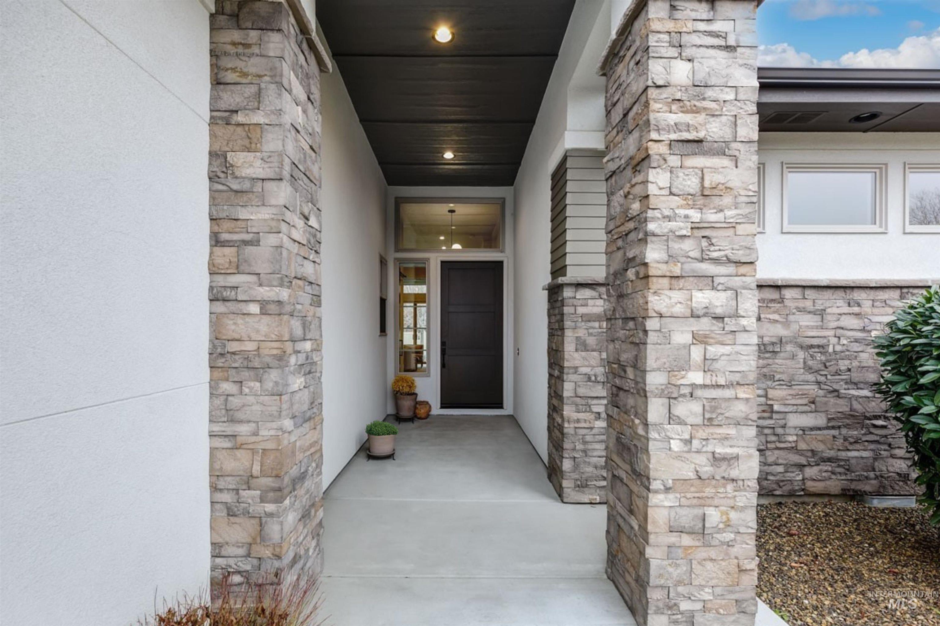 556 W Carnelian Lane, Eagle, Idaho 83616, 3 Bedrooms, 2 Bathrooms, Residential For Sale, Price $799,000,MLS 98973275