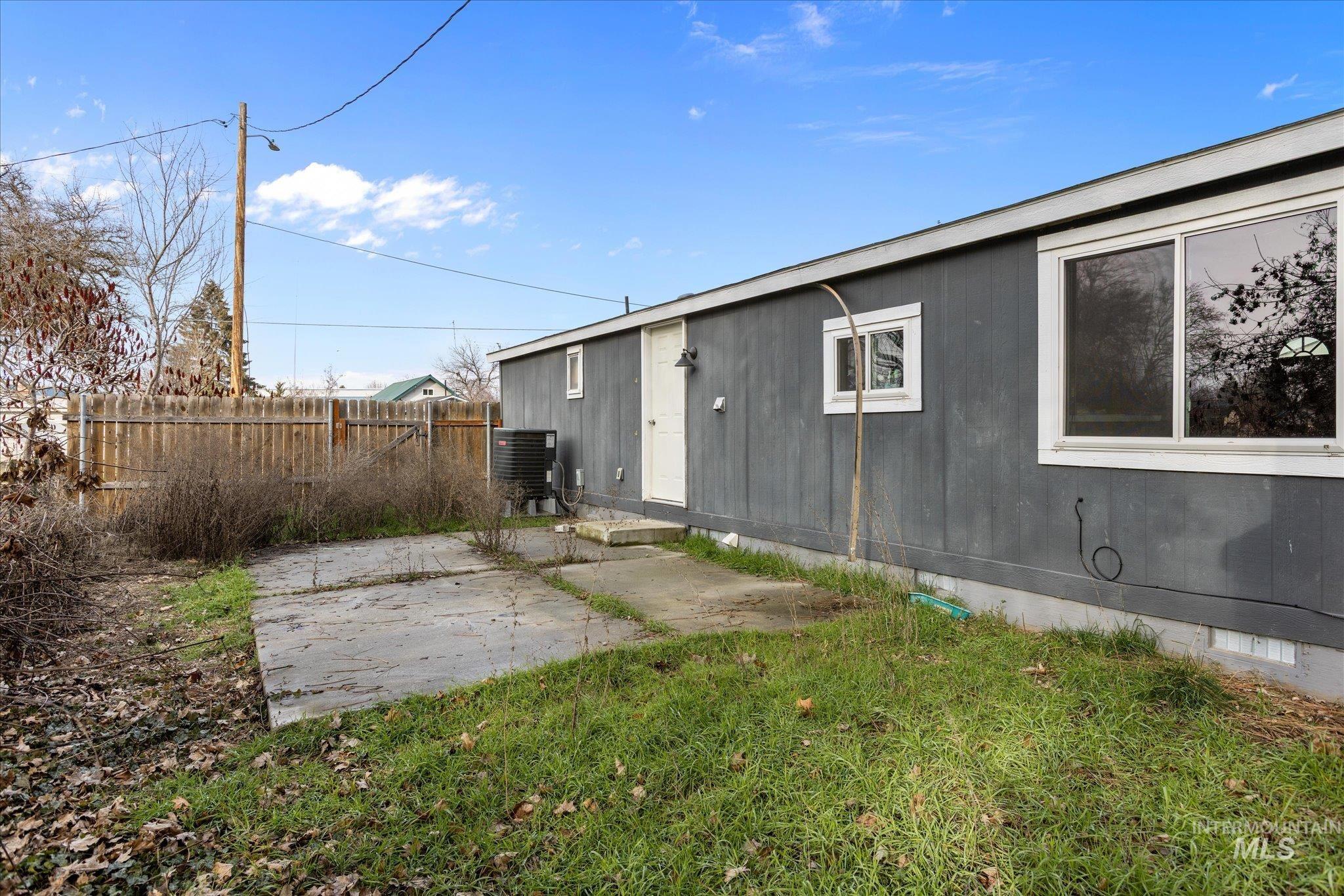 250 SE Locust, New Plymouth, Idaho 83655, 3 Bedrooms, 2 Bathrooms, Residential For Sale, Price $219,900,MLS 98973281