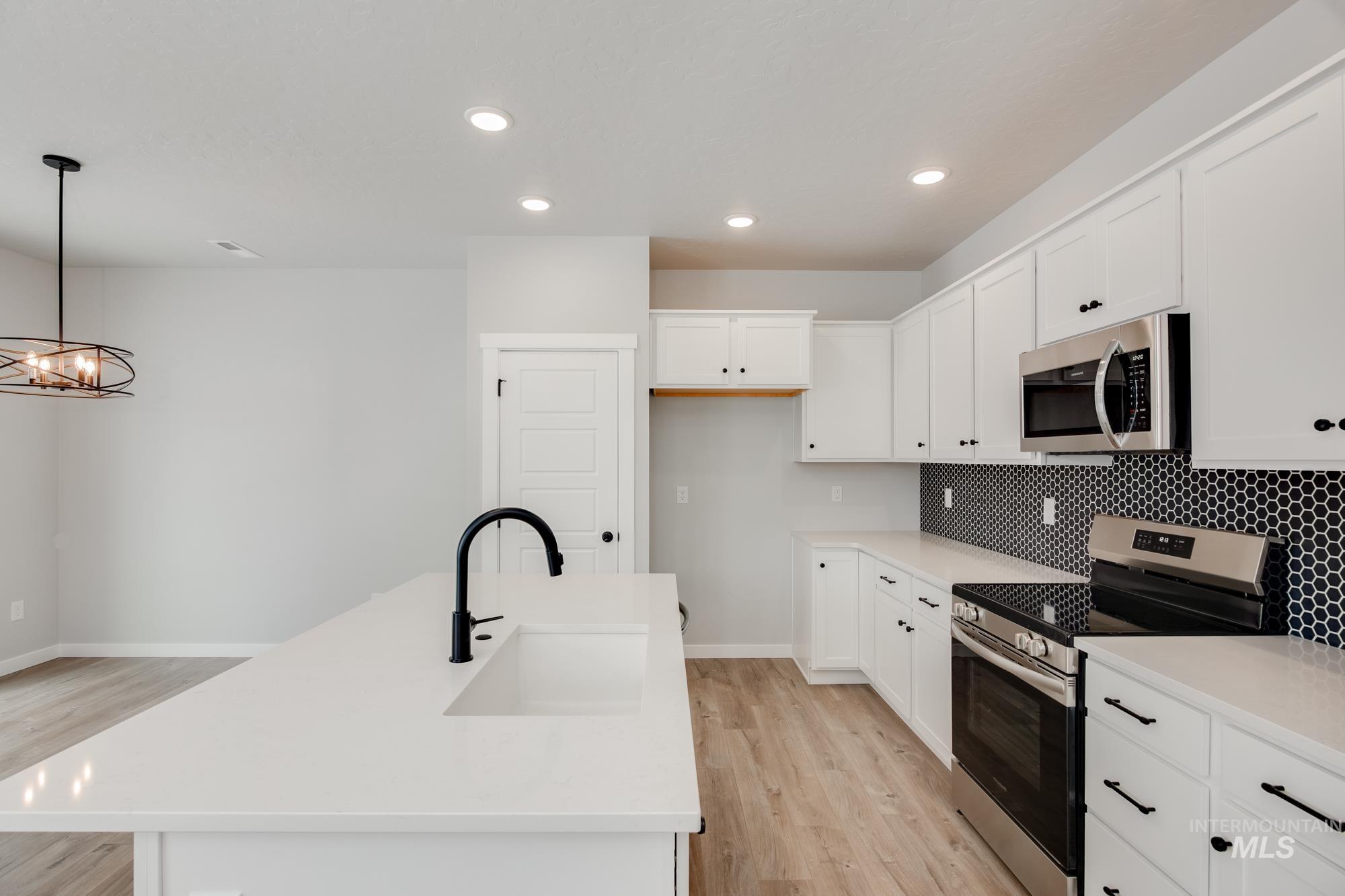 242 Caribou Ct, Horseshoe Bend, Idaho 83629, 3 Bedrooms, 2.5 Bathrooms, Residential For Sale, Price $354,990,MLS 98973282