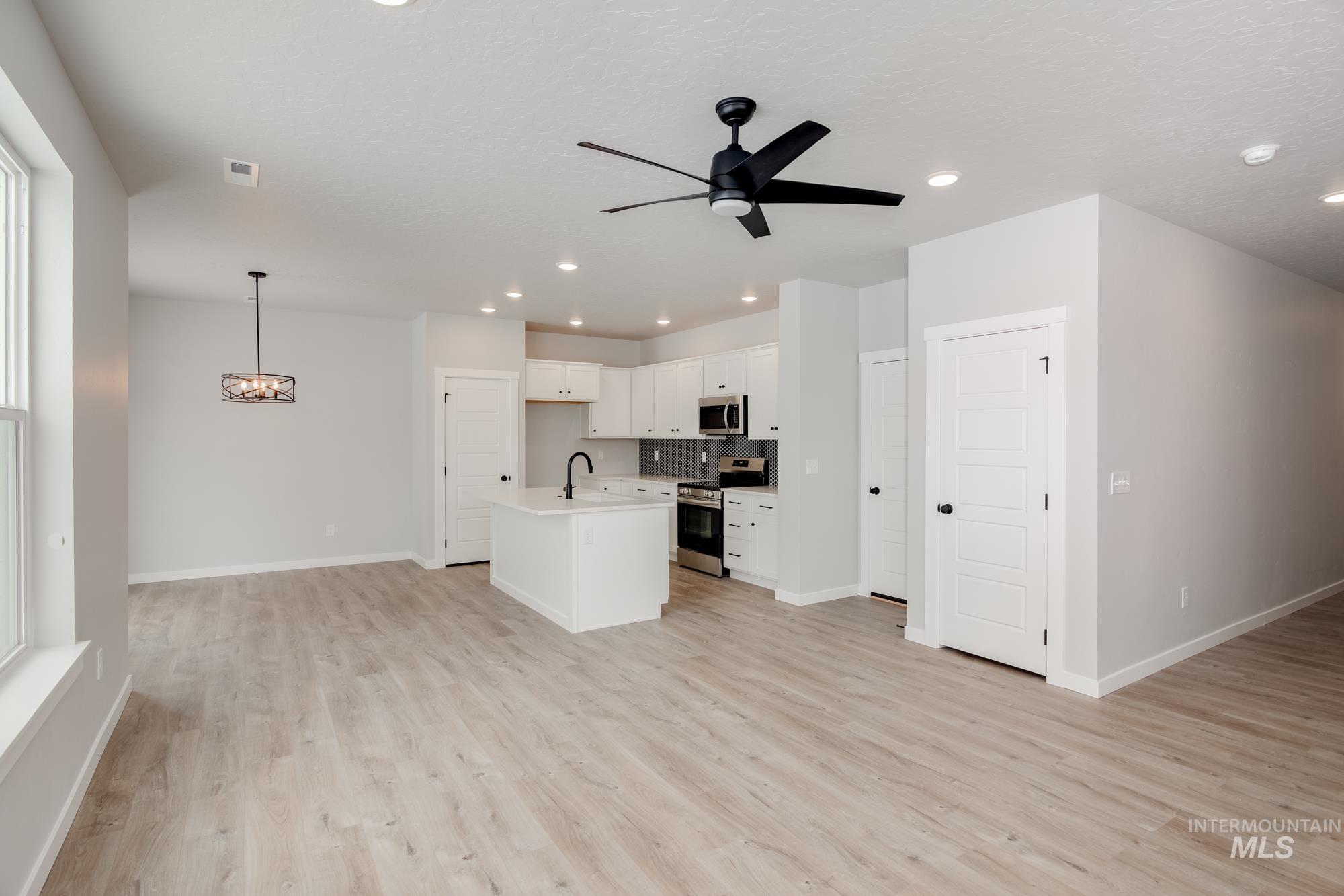 242 Caribou Ct, Horseshoe Bend, Idaho 83629, 3 Bedrooms, 2.5 Bathrooms, Residential For Sale, Price $354,990,MLS 98973282