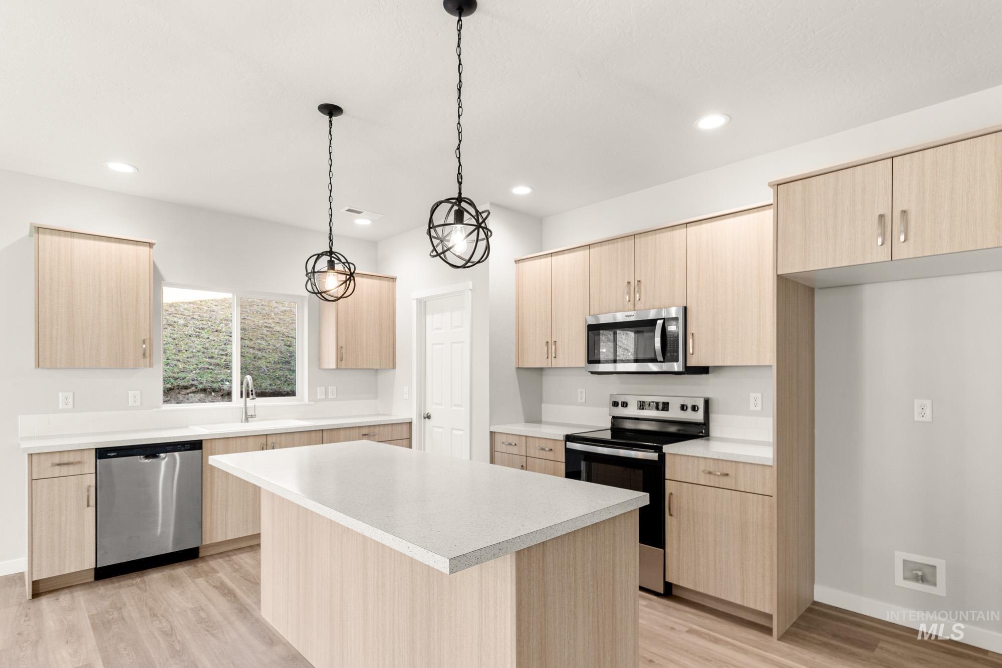 240 Caribou Ct, Horseshoe Bend, Idaho 83629, 3 Bedrooms, 2.5 Bathrooms, Residential For Sale, Price $394,990, 98973284