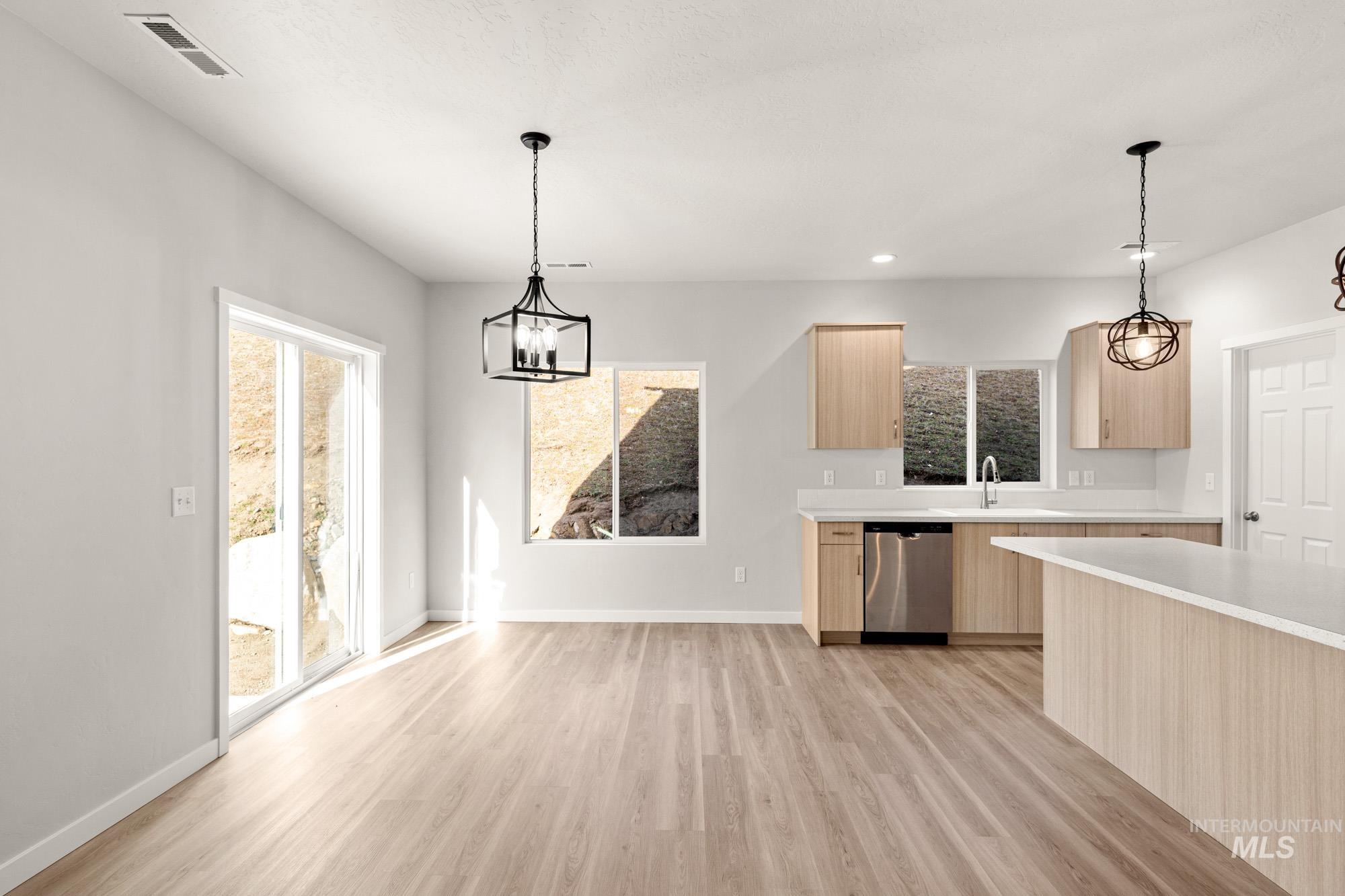 240 Caribou Ct, Horseshoe Bend, Idaho 83629, 3 Bedrooms, 2.5 Bathrooms, Residential For Sale, Price $394,990, 98973284