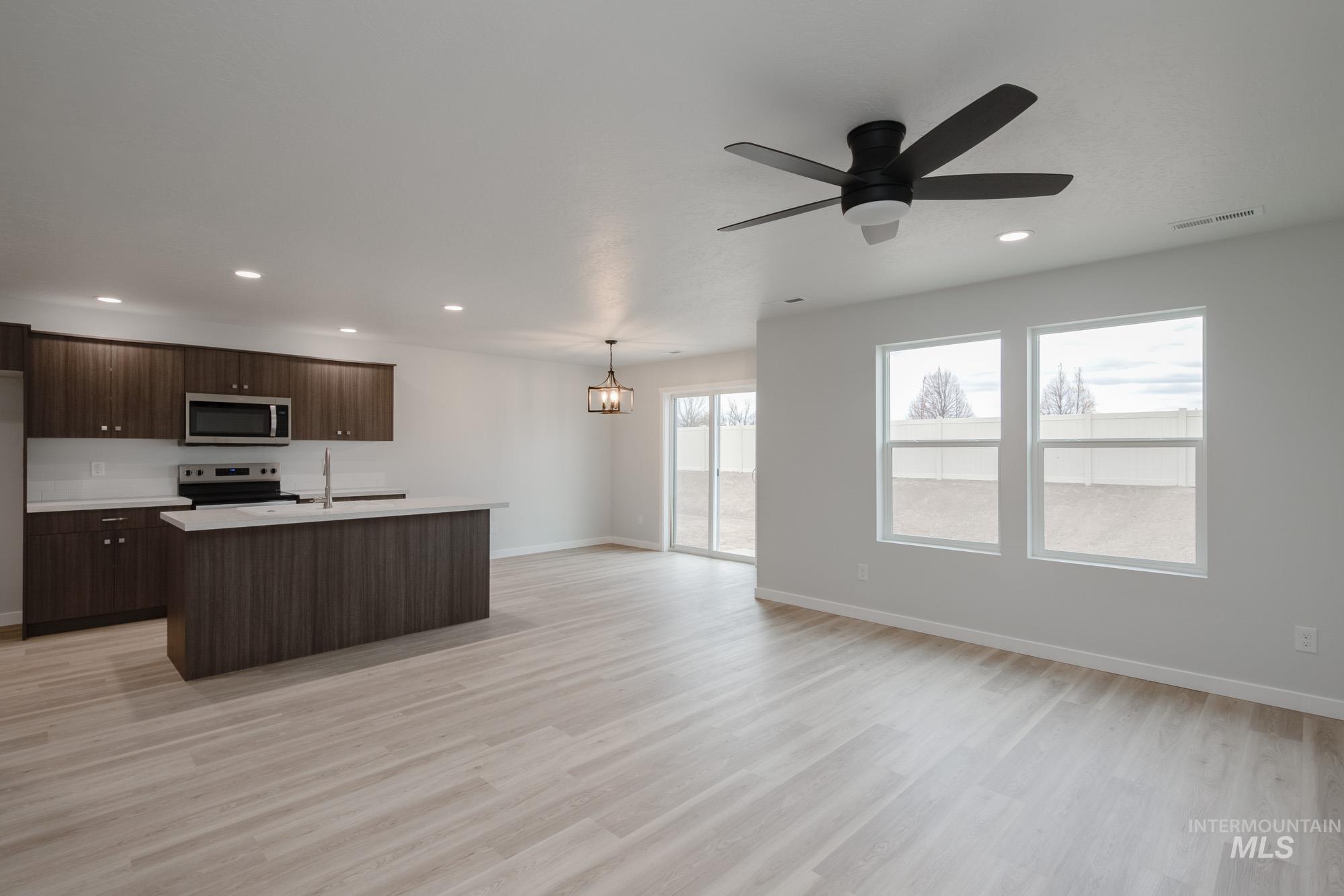 301 Whitetail Ave, Horseshoe Bend, Idaho 83629, 3 Bedrooms, 2.5 Bathrooms, Residential For Sale, Price $346,990,MLS 98973286