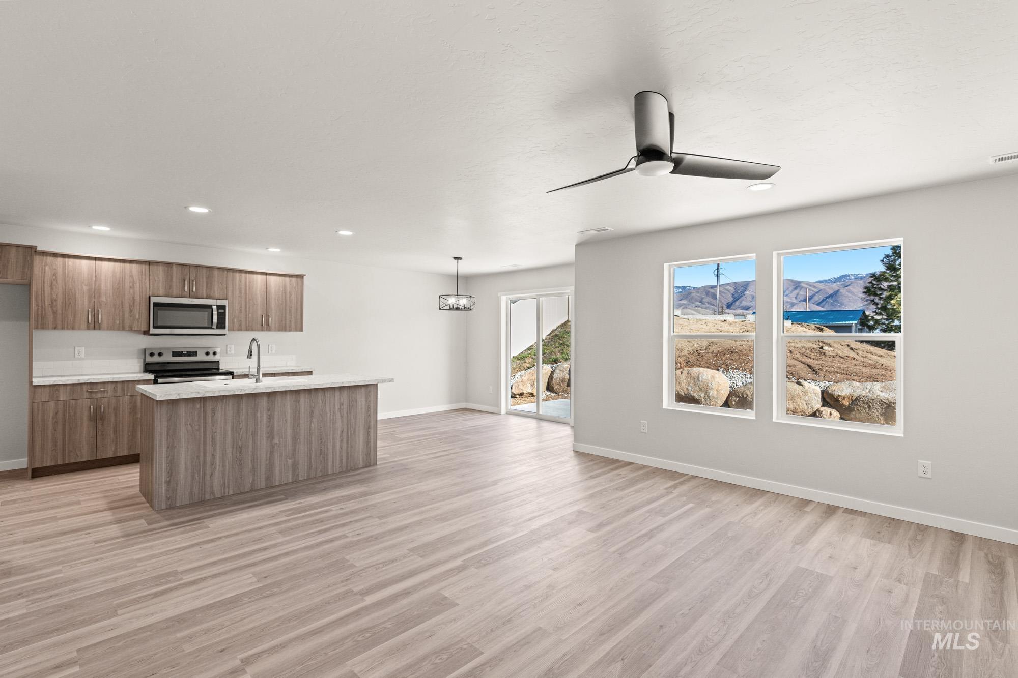 301 Whitetail Ave, Horseshoe Bend, Idaho 83629, 3 Bedrooms, 2.5 Bathrooms, Residential For Sale, Price $346,990,MLS 98973286